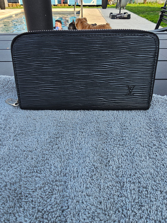 Full-size zippy wallet
