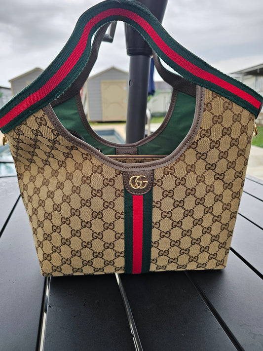 Crossbody/hand carry size large