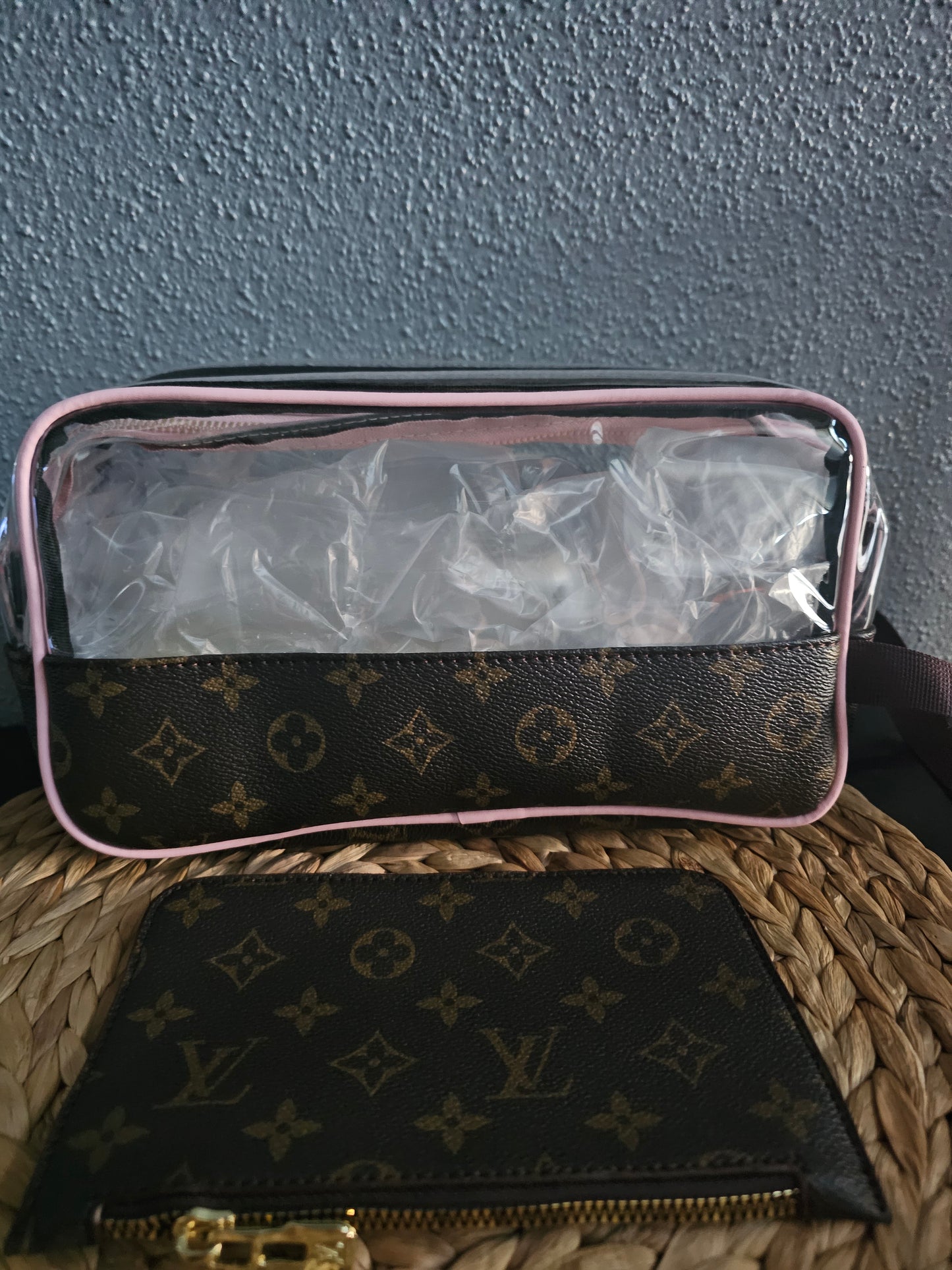 Toiletry bag w/pink trim (10in.x6in)