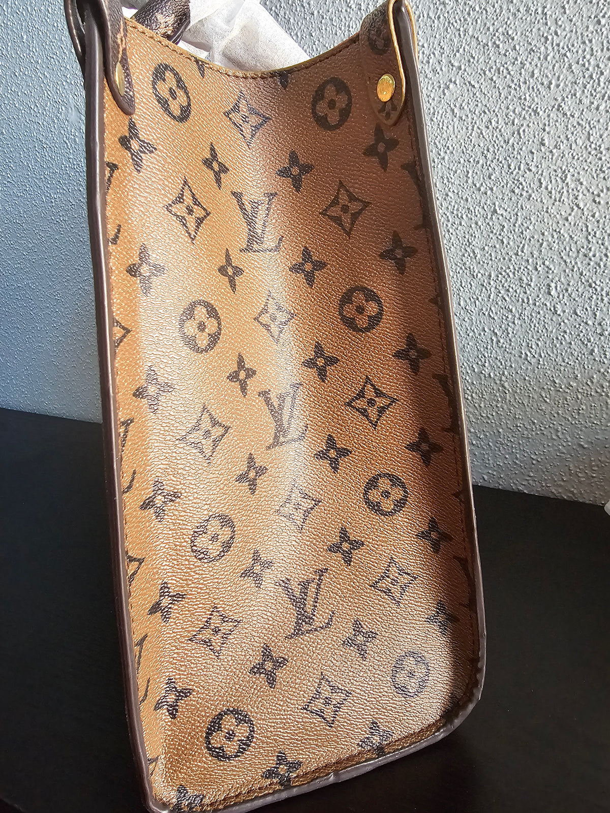 💥CLEARANCE large on the go bag (small spot on the bag)