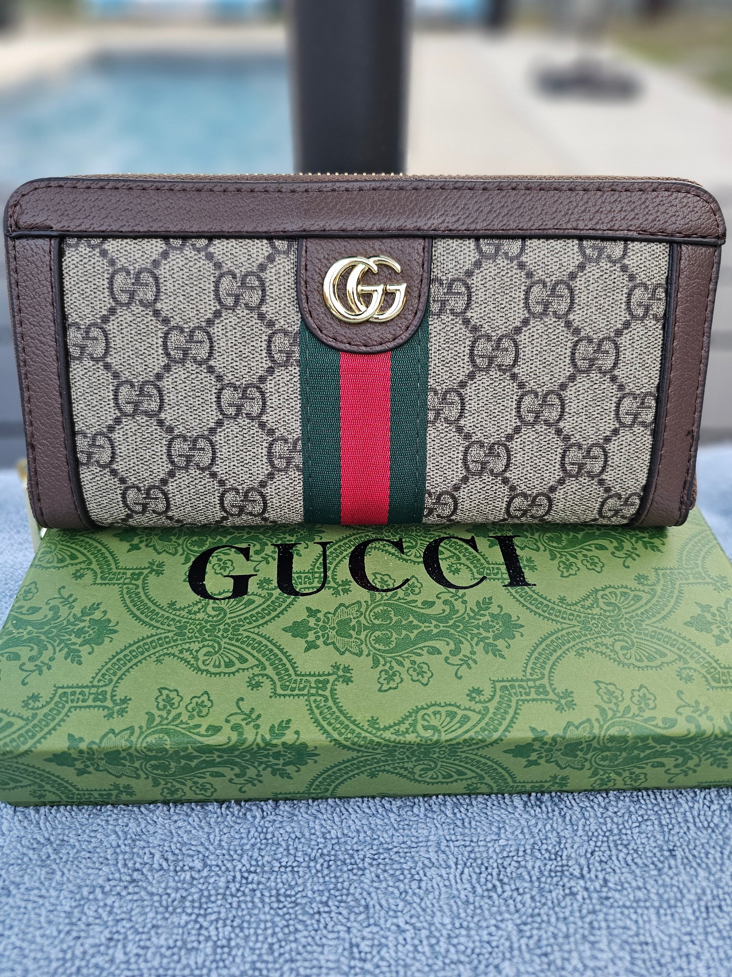 Full-size zippy wallet