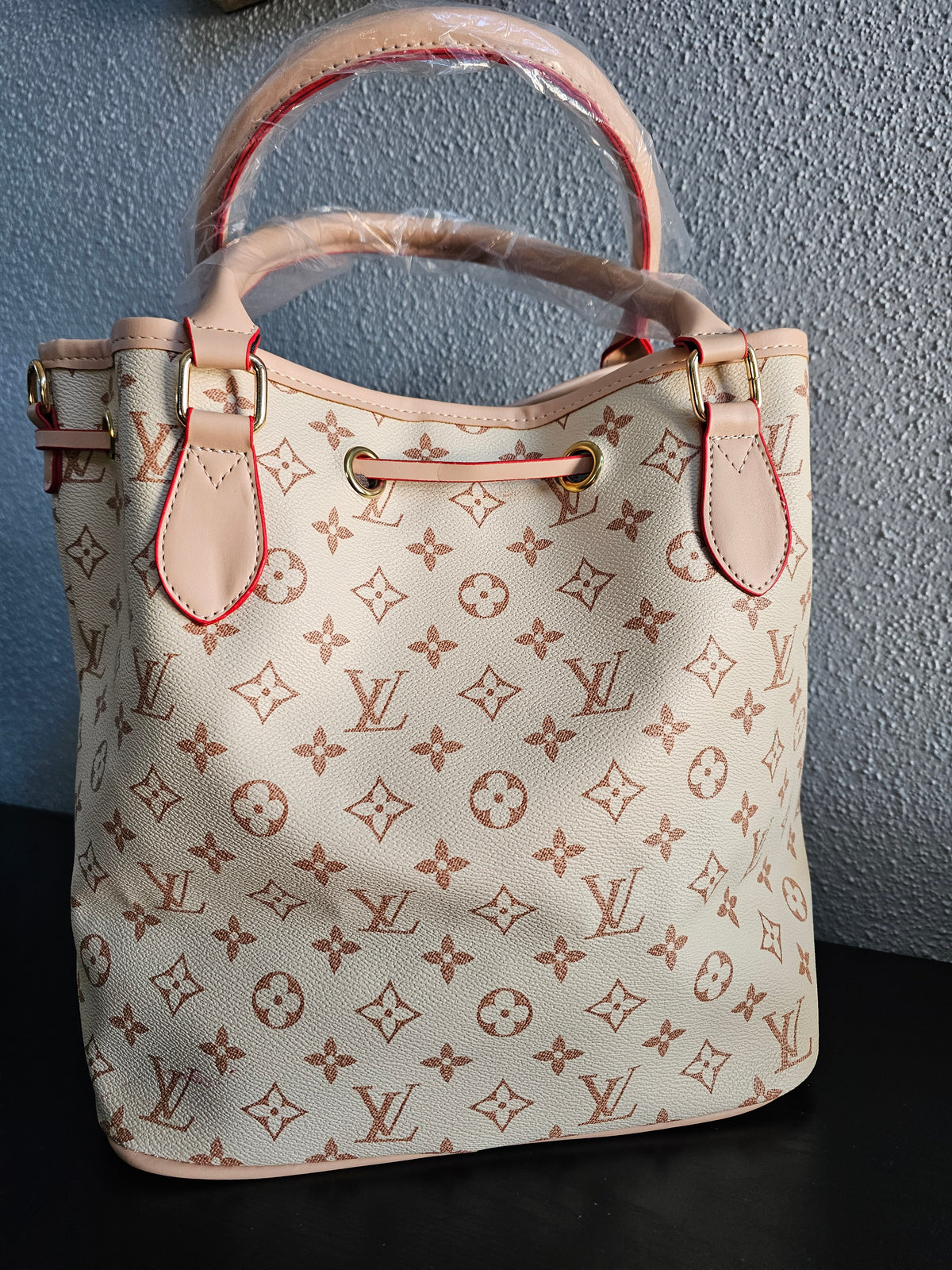 💥CLEARANCE large bucket bag (small red markings) (13x12in)