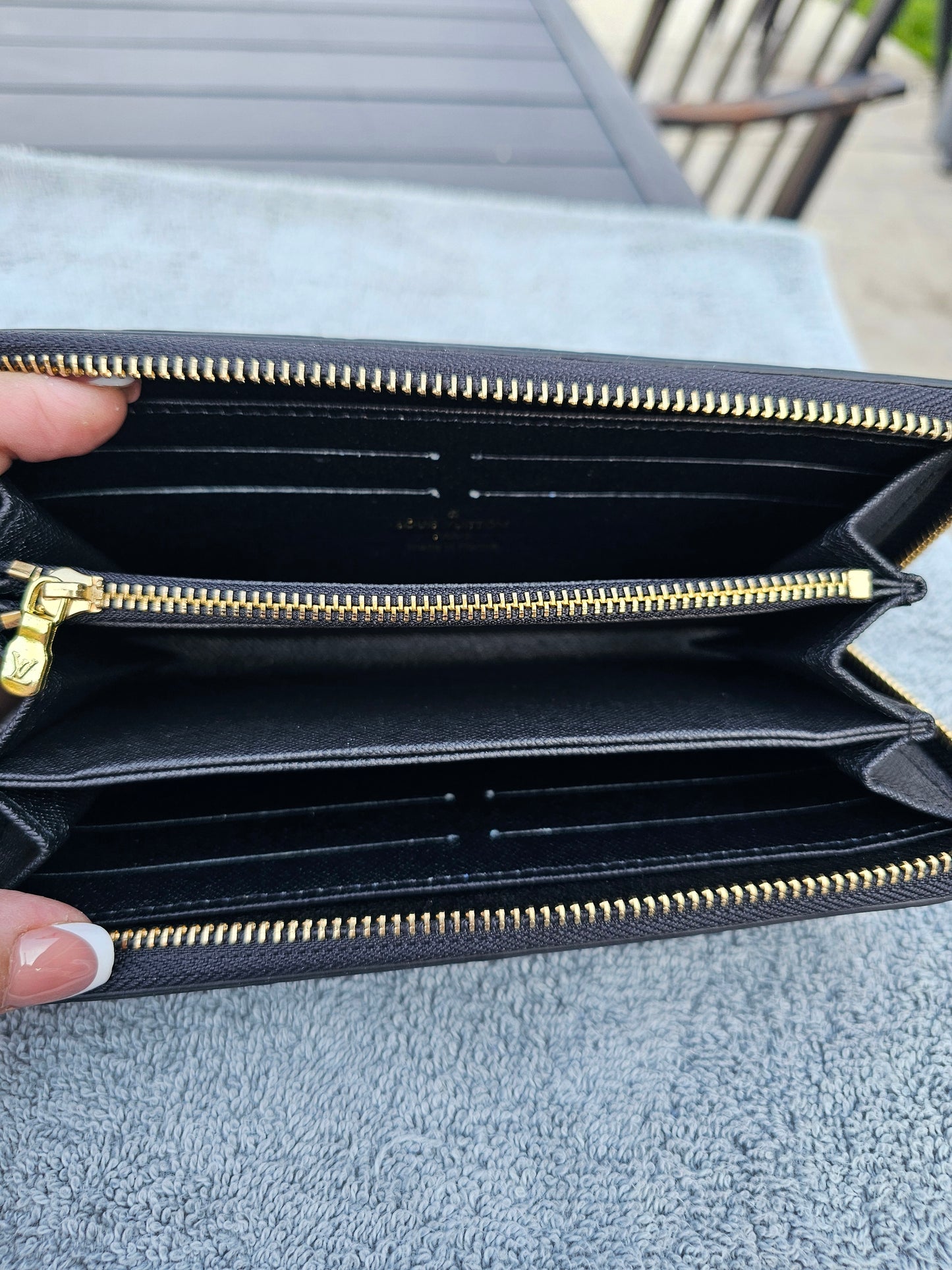 Full-size zippy wallet