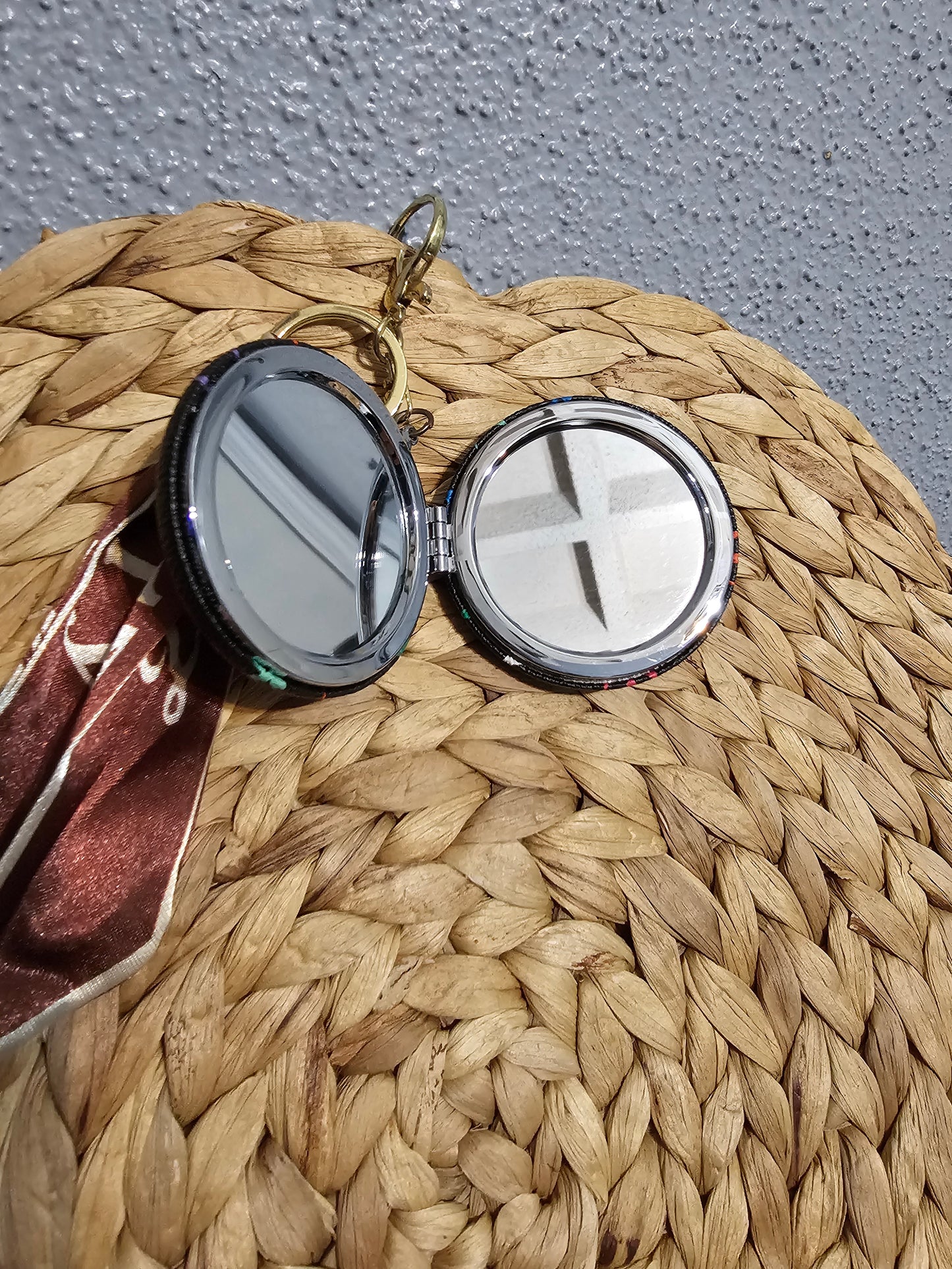Small compact mirror (2in.)