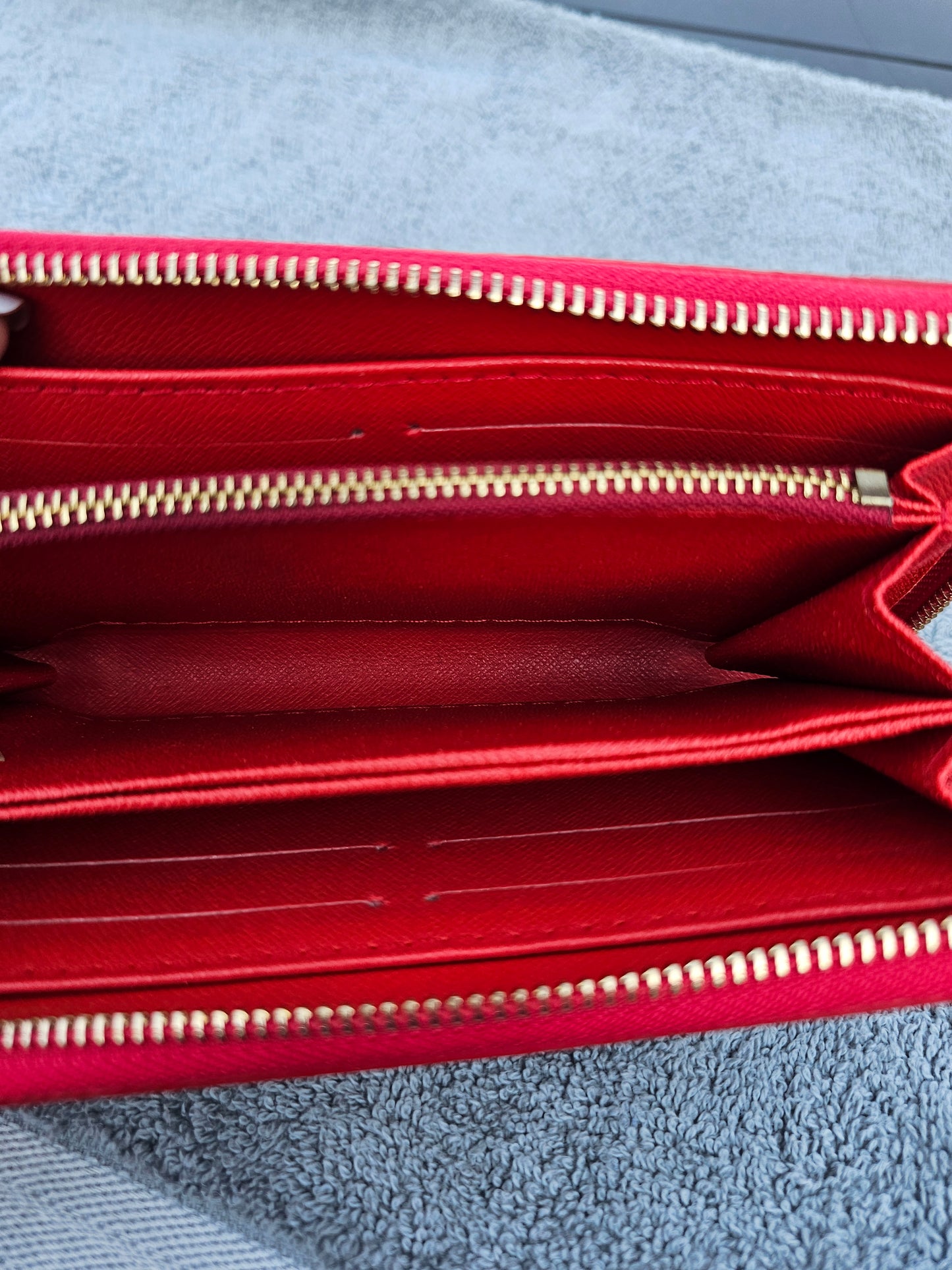 Full-size zippy wallet
