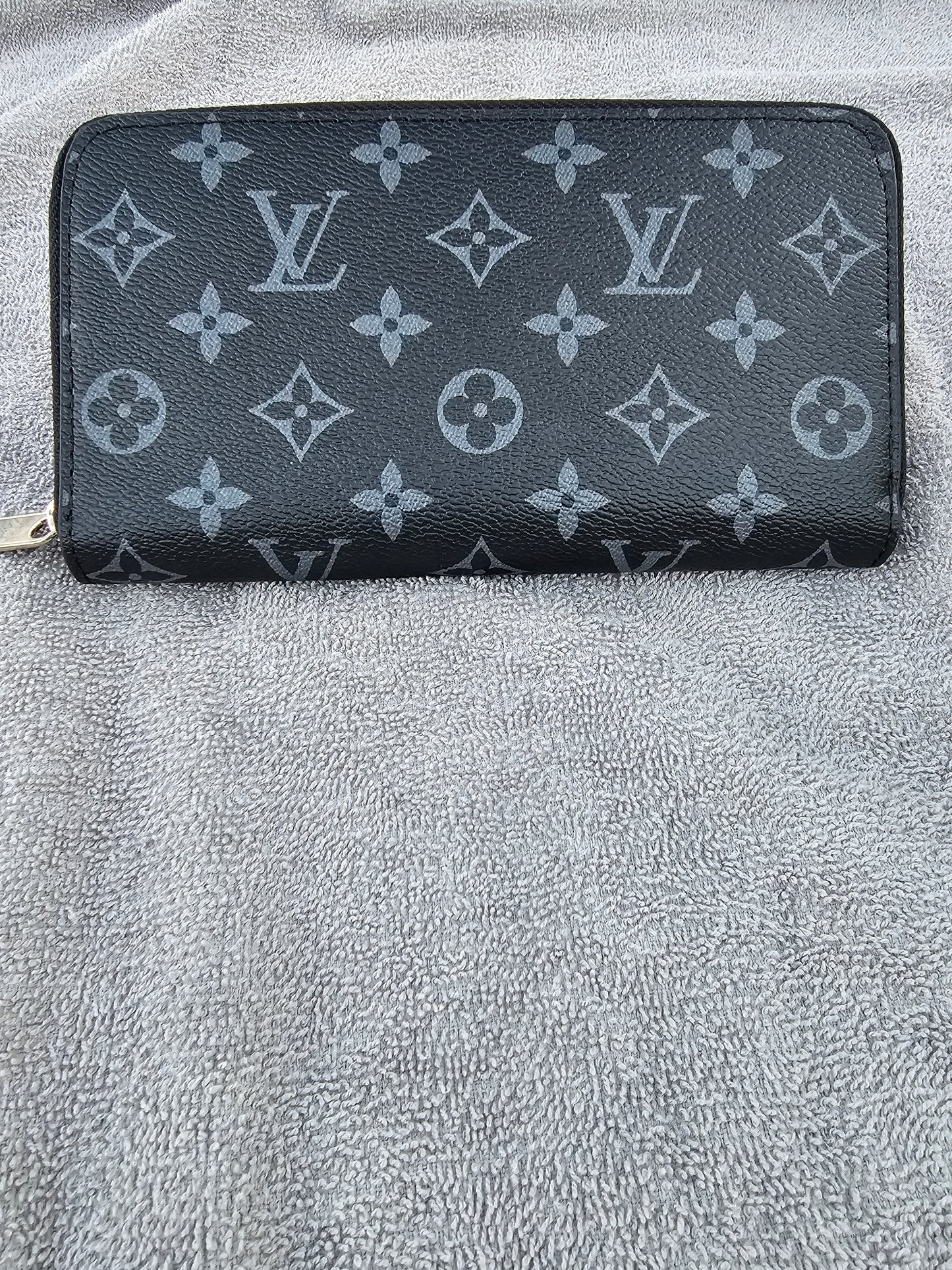 Full-size zippy wallet