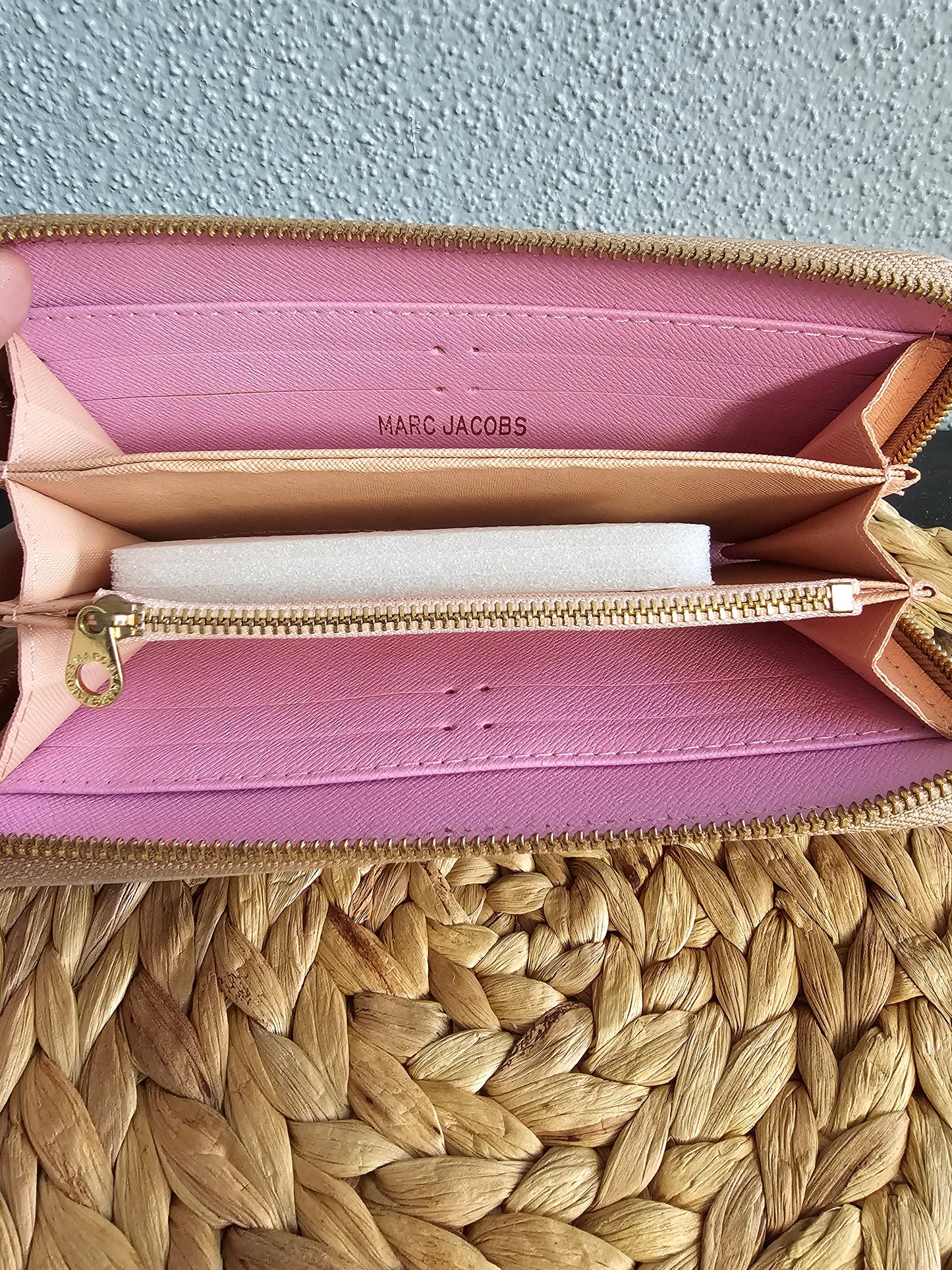 Full-size zippy wallet