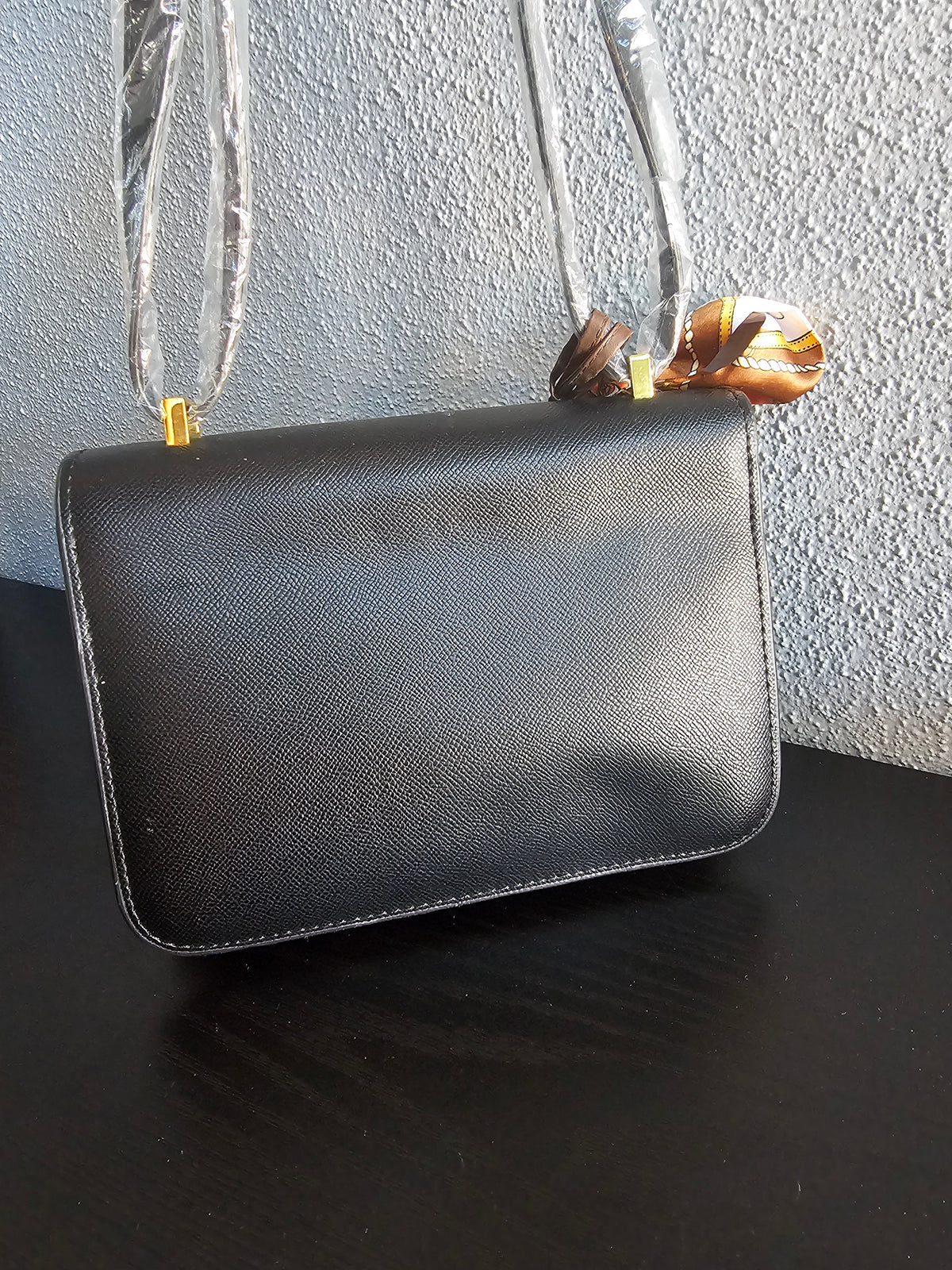 Crossbody or shoulder carry (10x7in) black