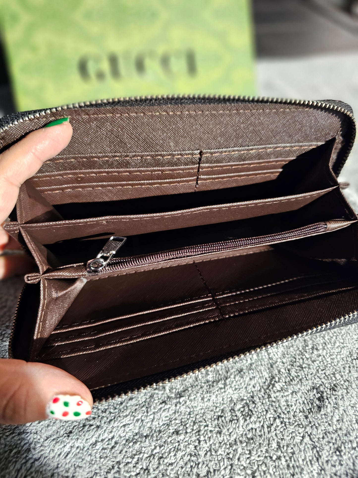Full-size zippy wallet