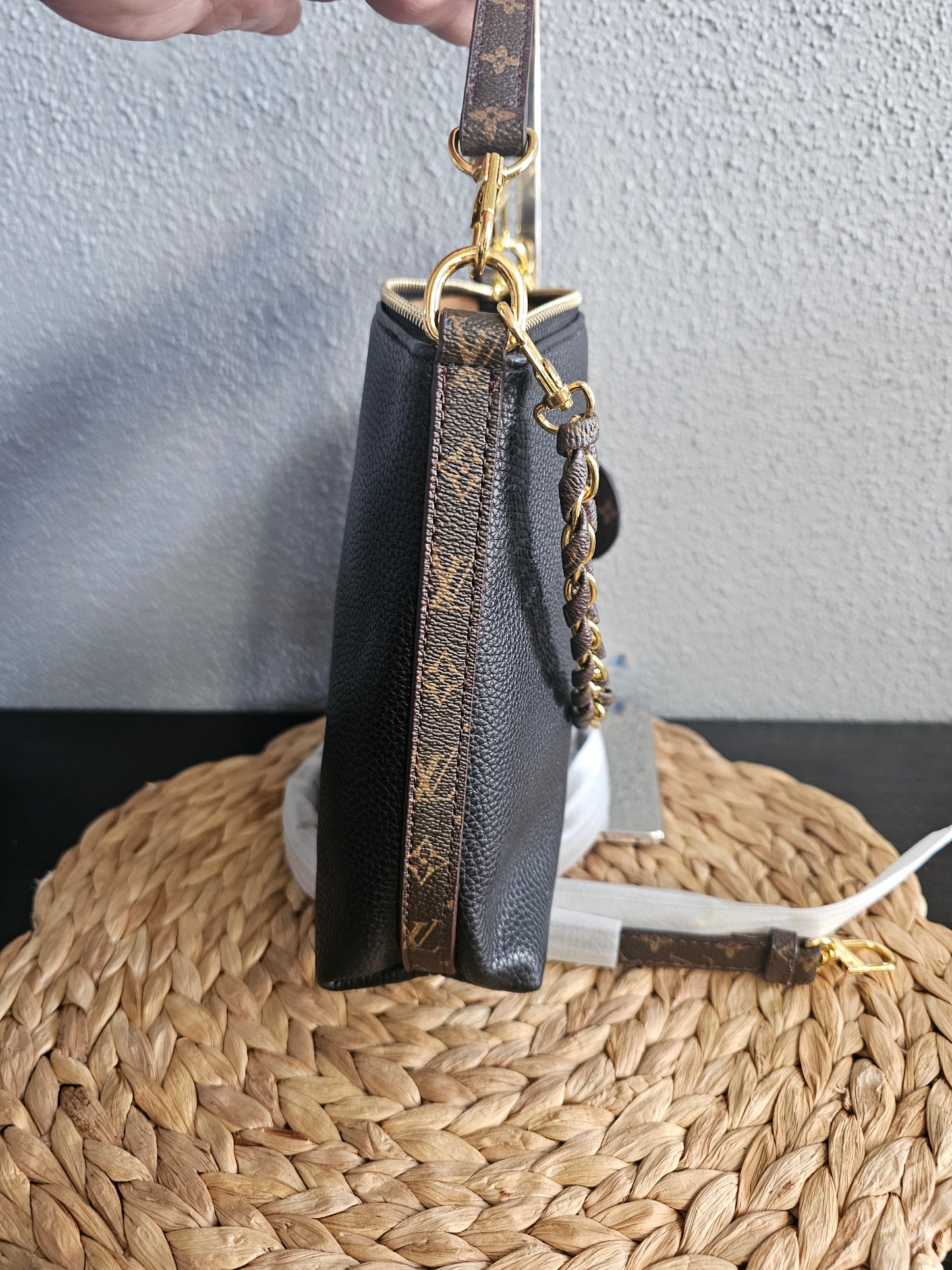 Crossbody/shoulder carry & hand carry (size 9inx8in)