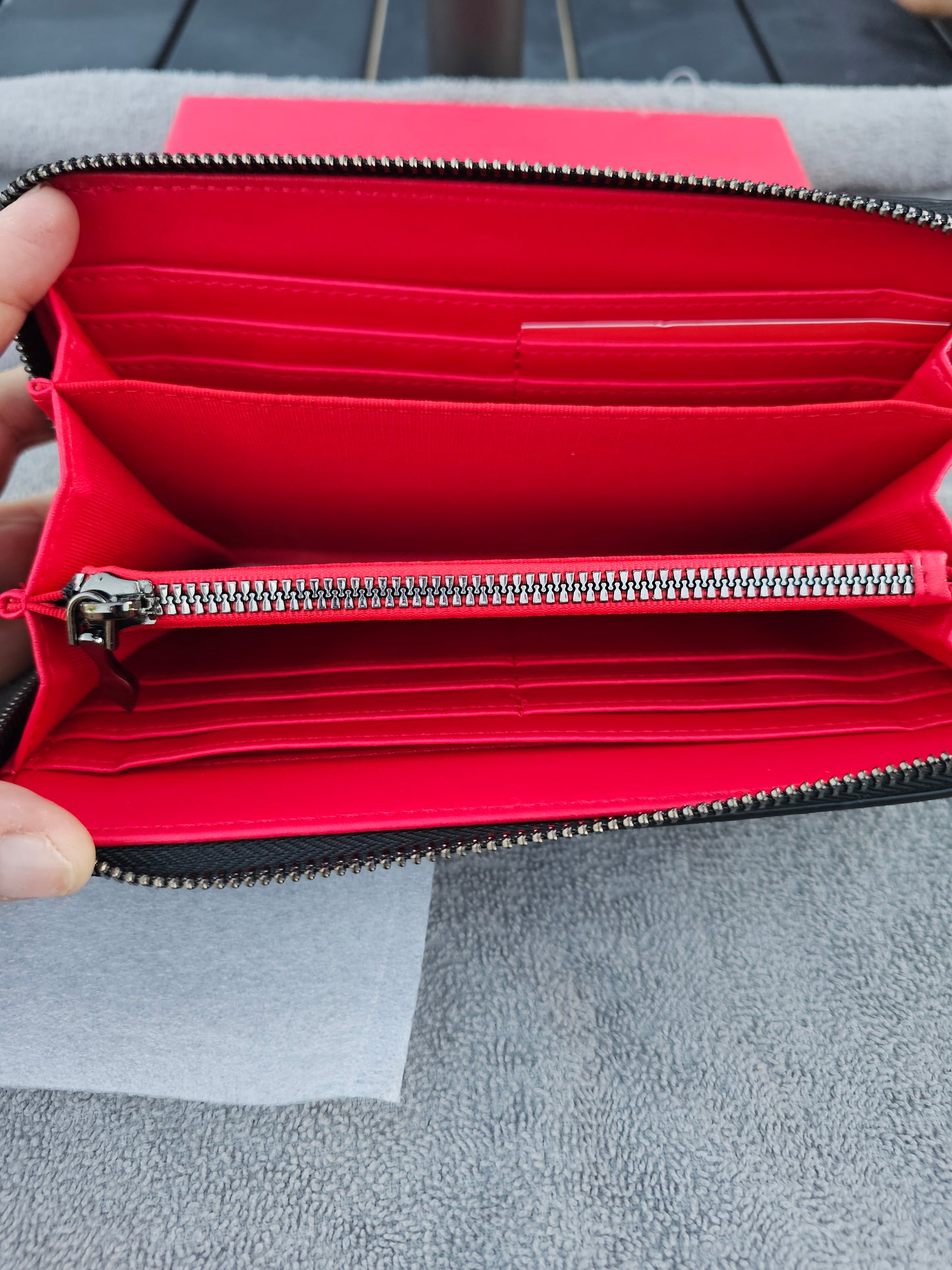 Full-size zippy wallet w/box