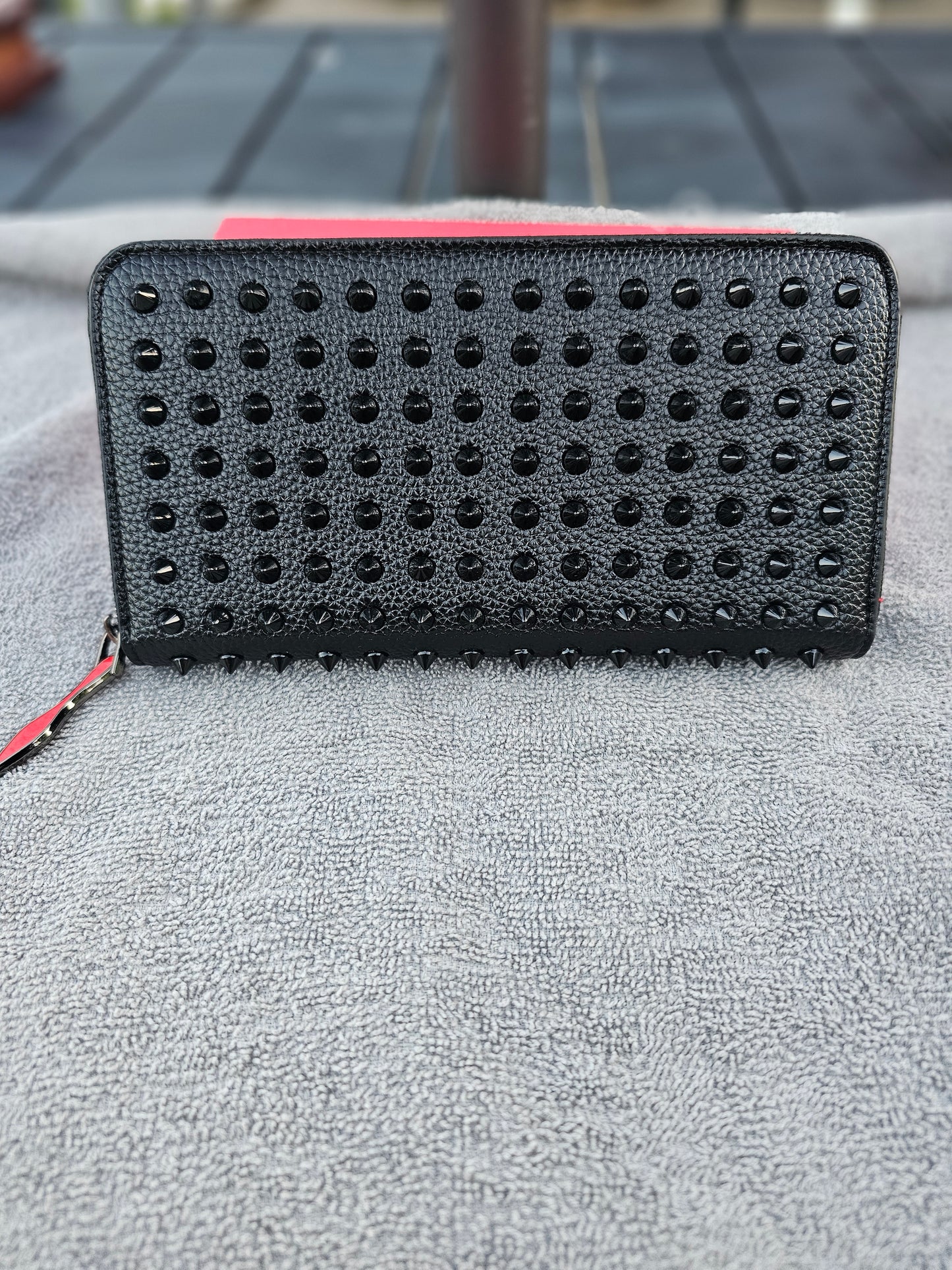 Full-size zippy wallet w/box