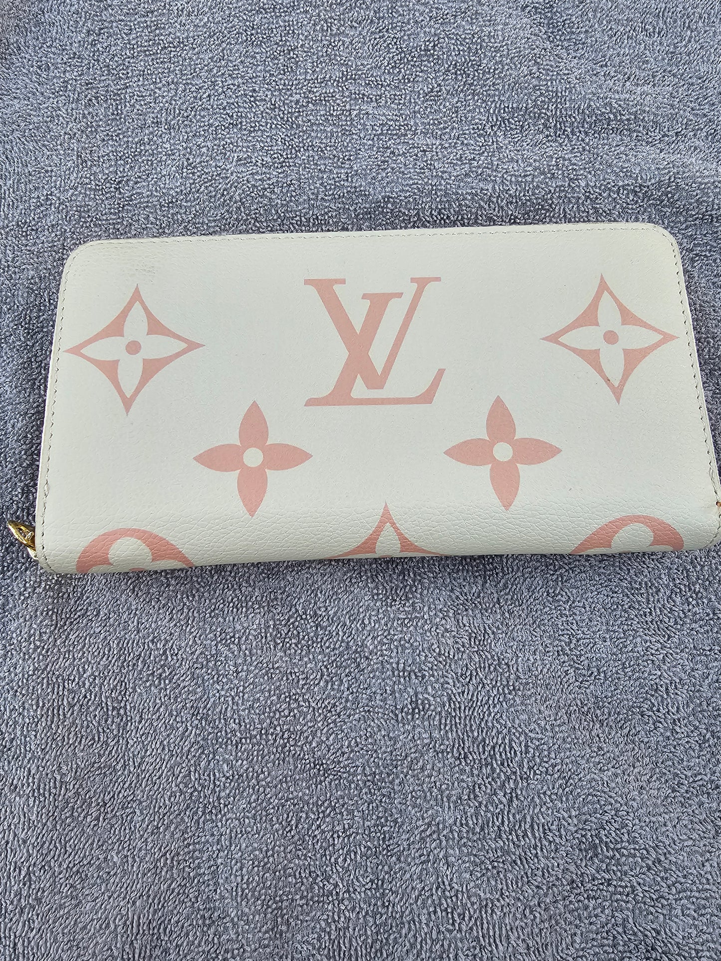 Full-size zippy wallet