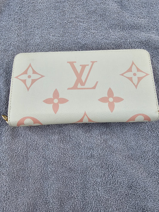 Full-size zippy wallet