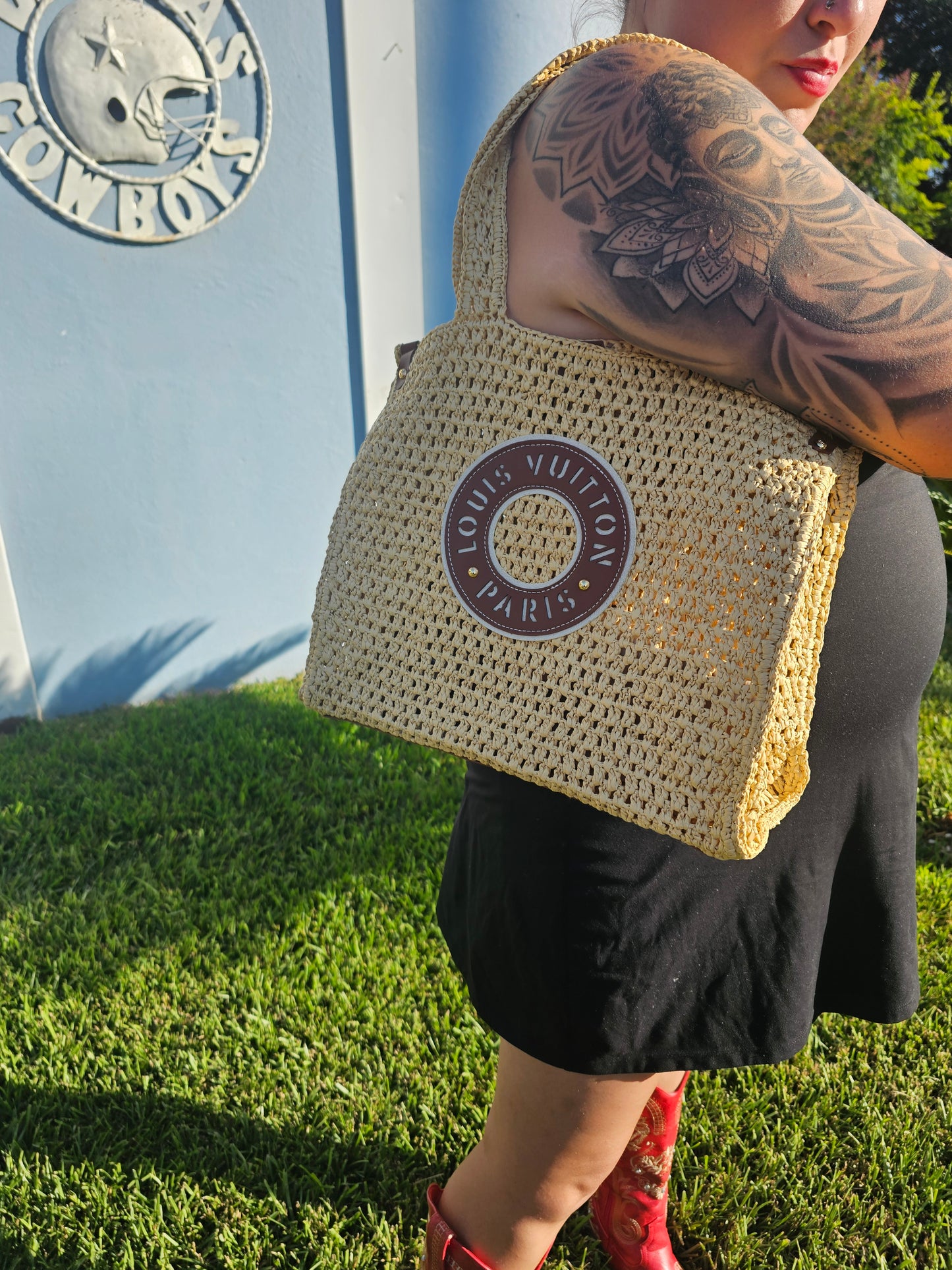 Medium straw tote
