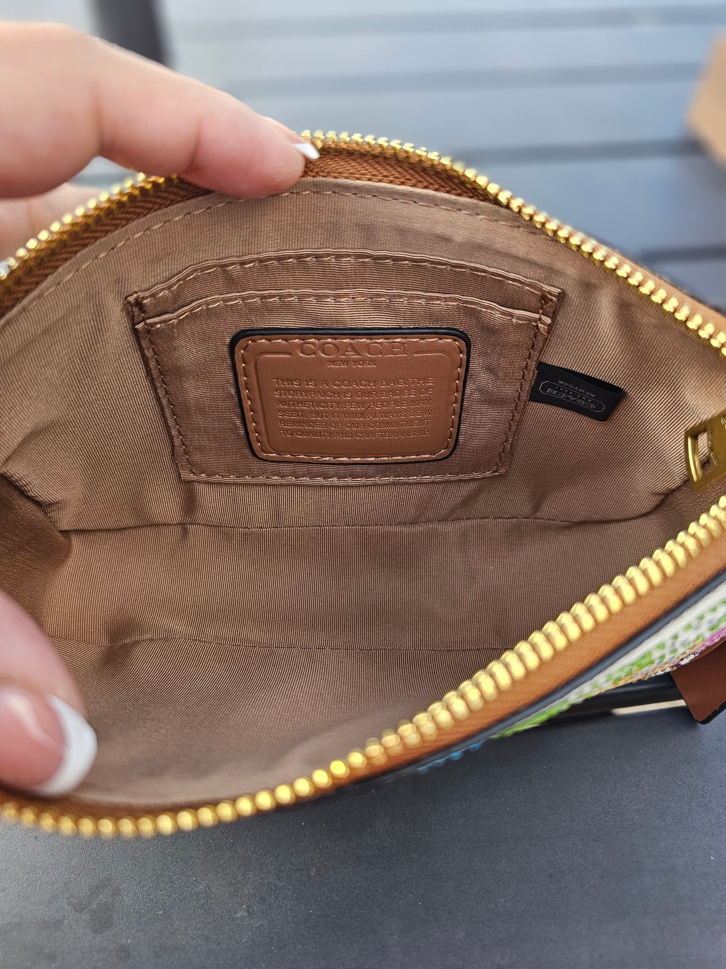 Shoulder carry (7×4in.)