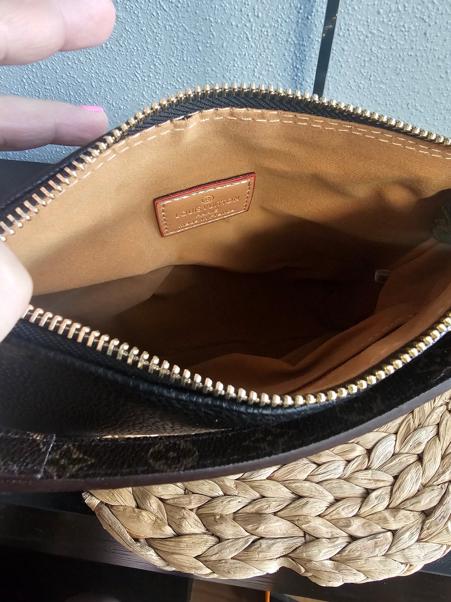 Crossbody/shoulder carry & hand carry (size 9inx8in)