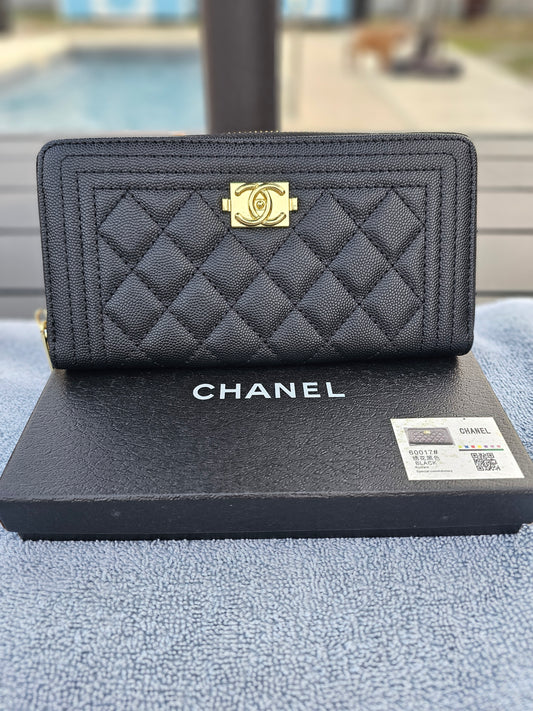 Full-size zippy wallet