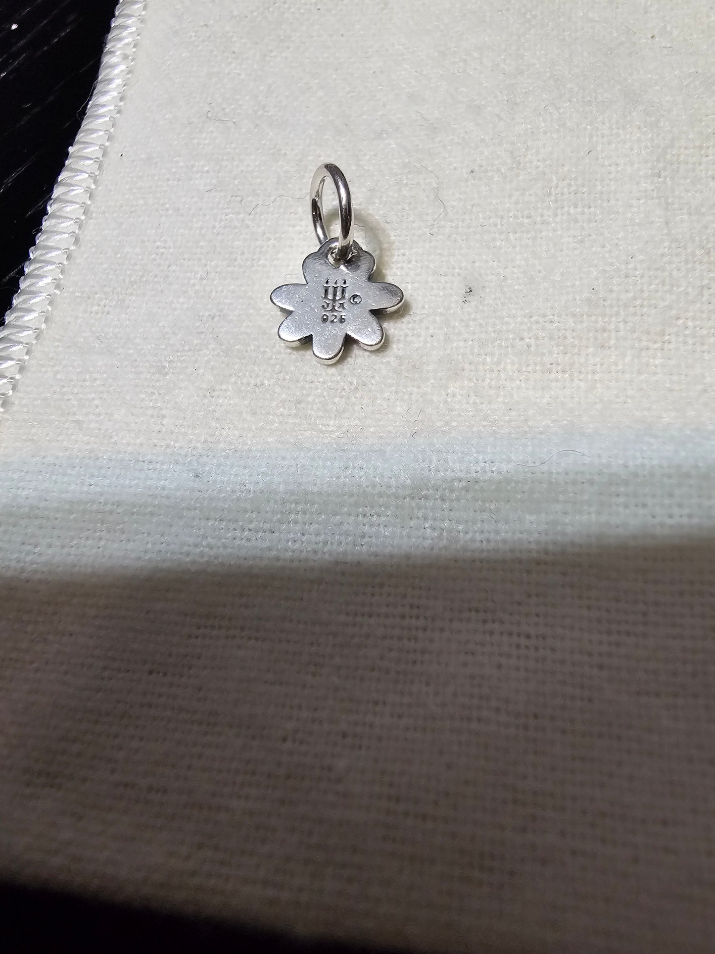 925  charm (flower)
