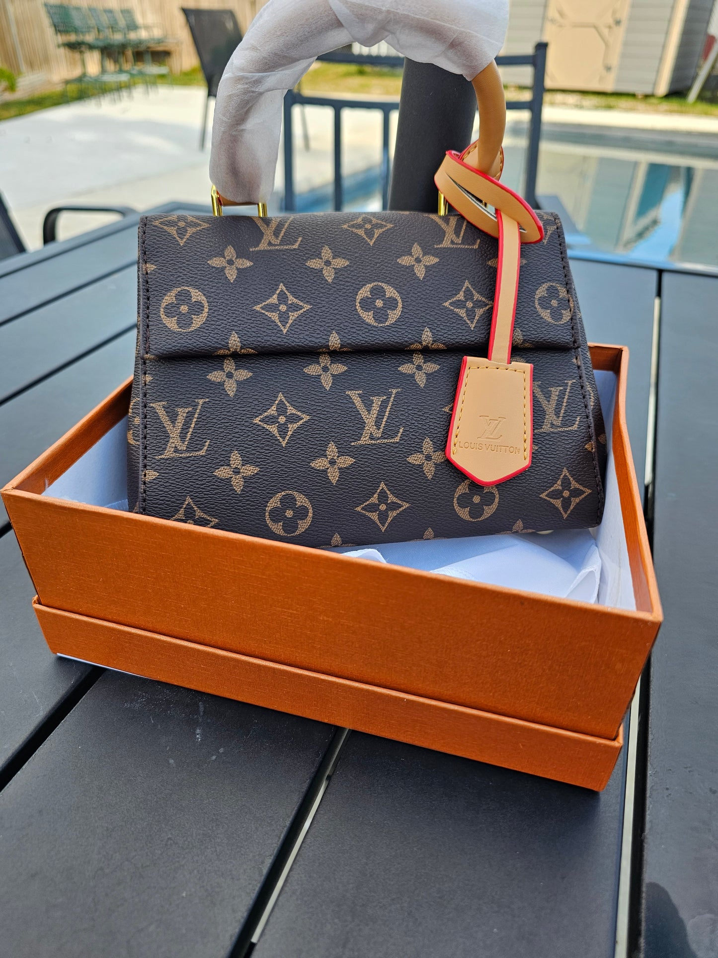 Crossbody/hand bag w/box