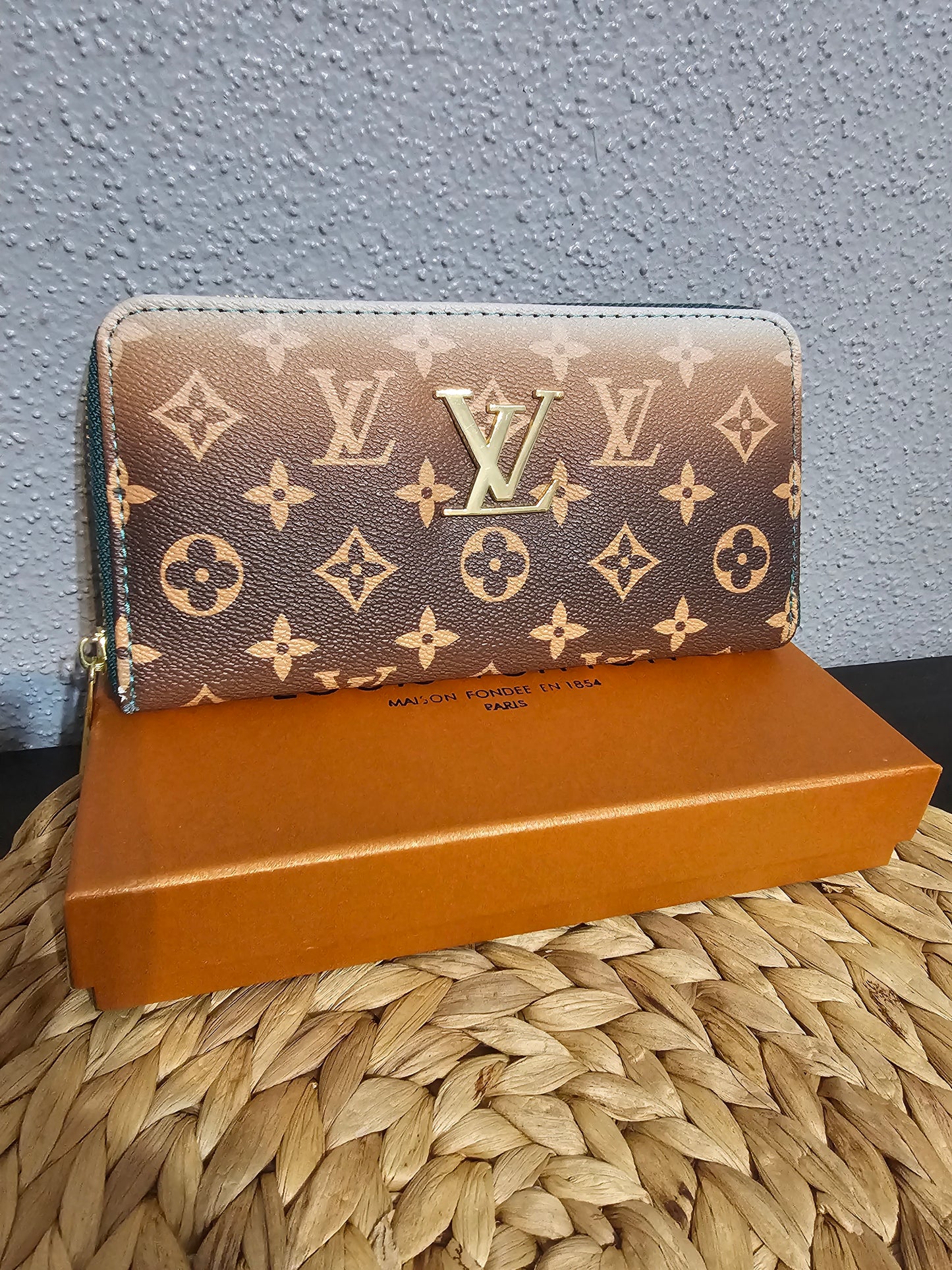 Full-size zippy wallet