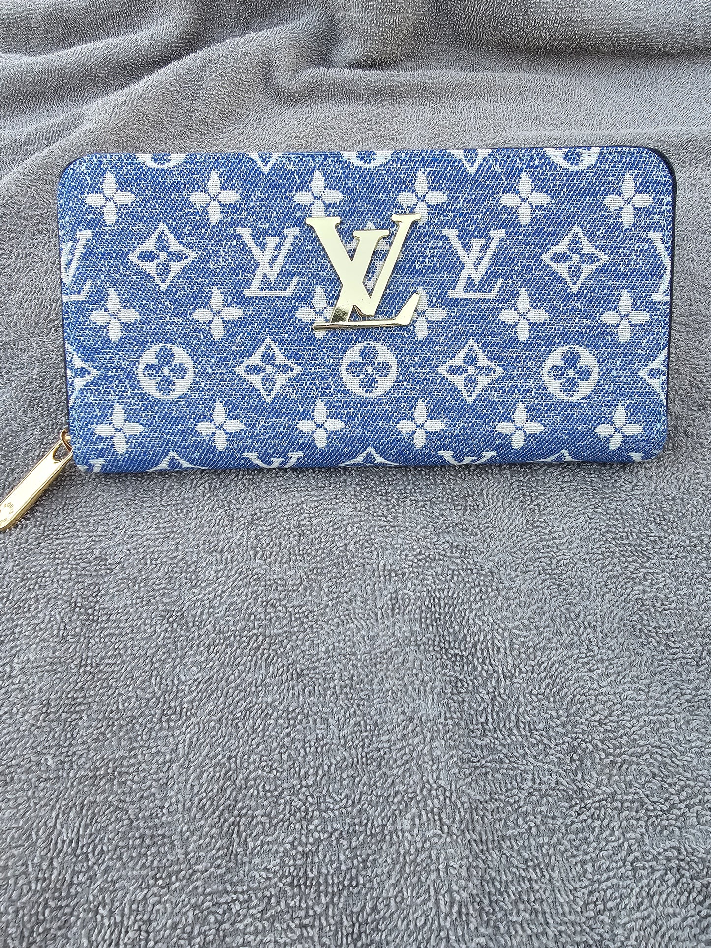Full-size zippy wallet