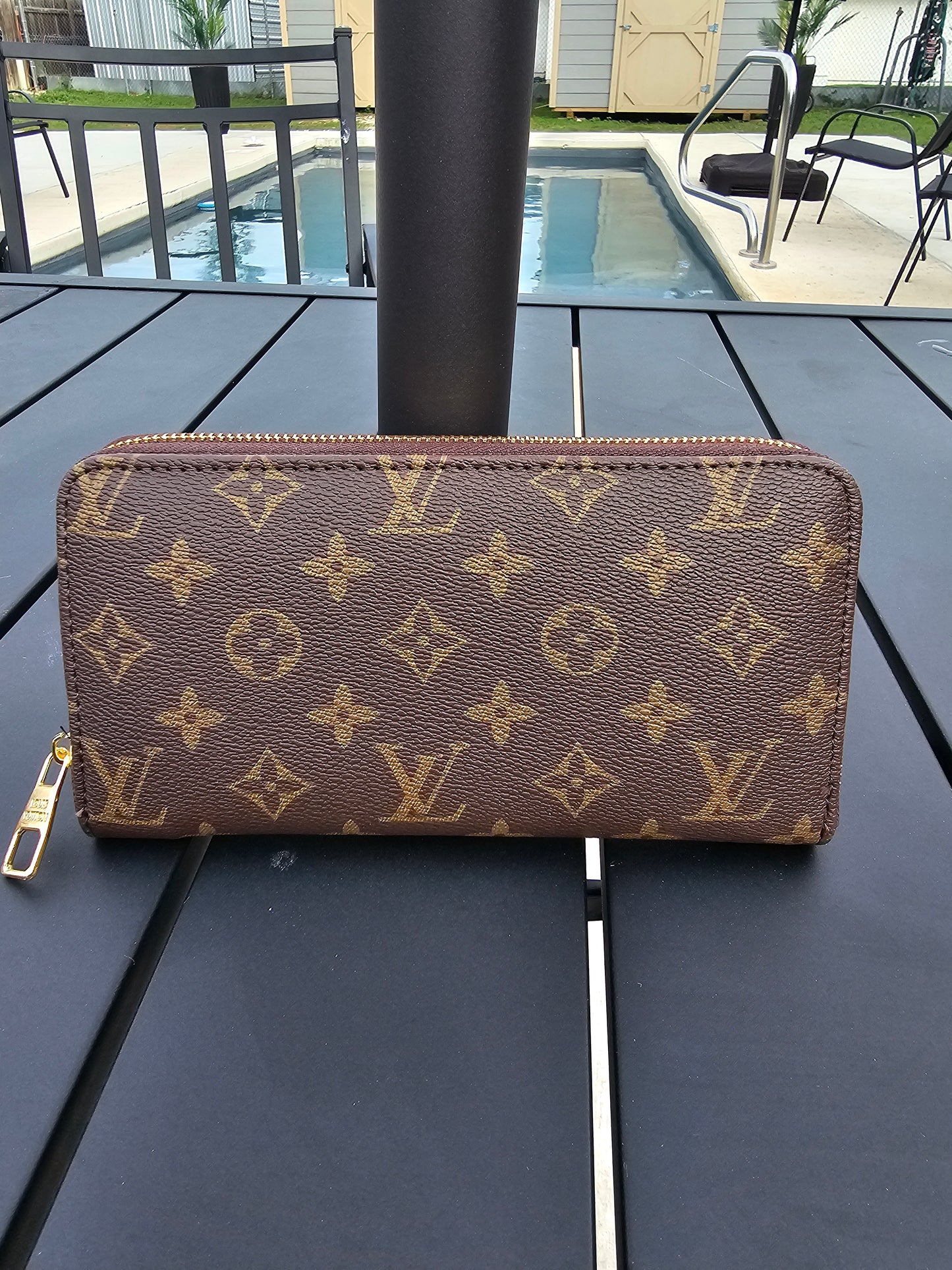 Full-size zippy wallet