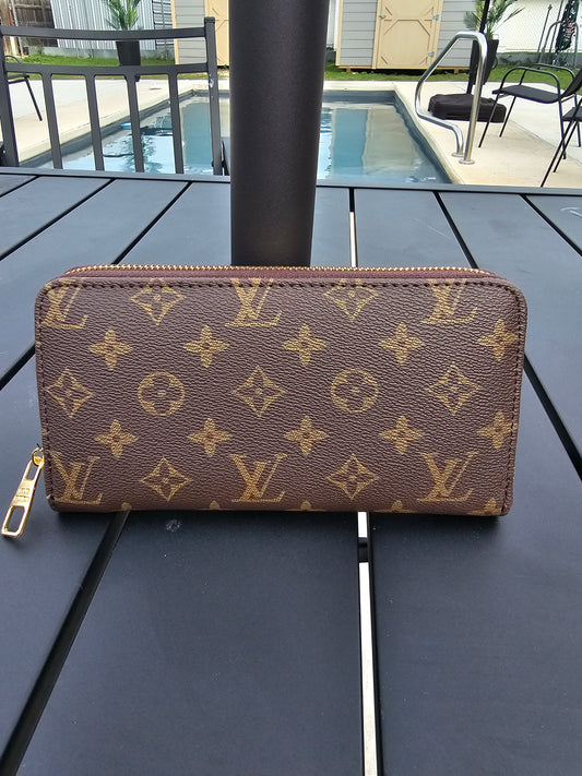 Full-size zippy wallet