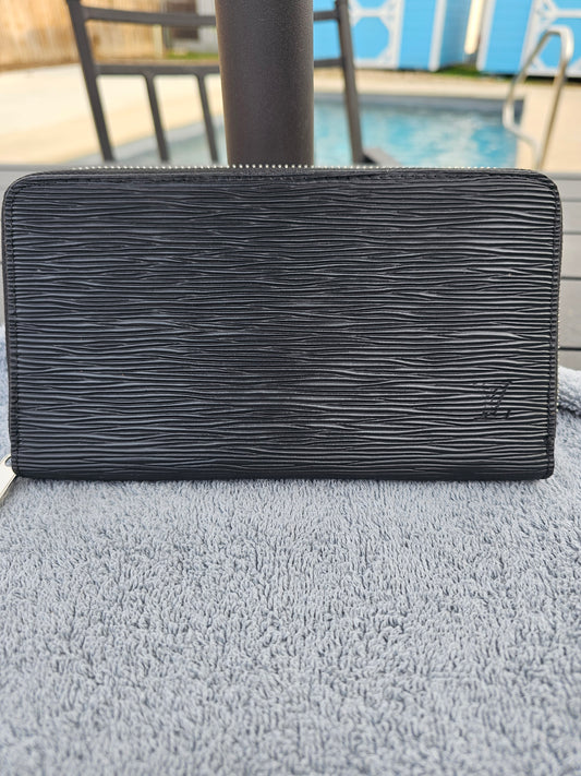 Large zippy wallet