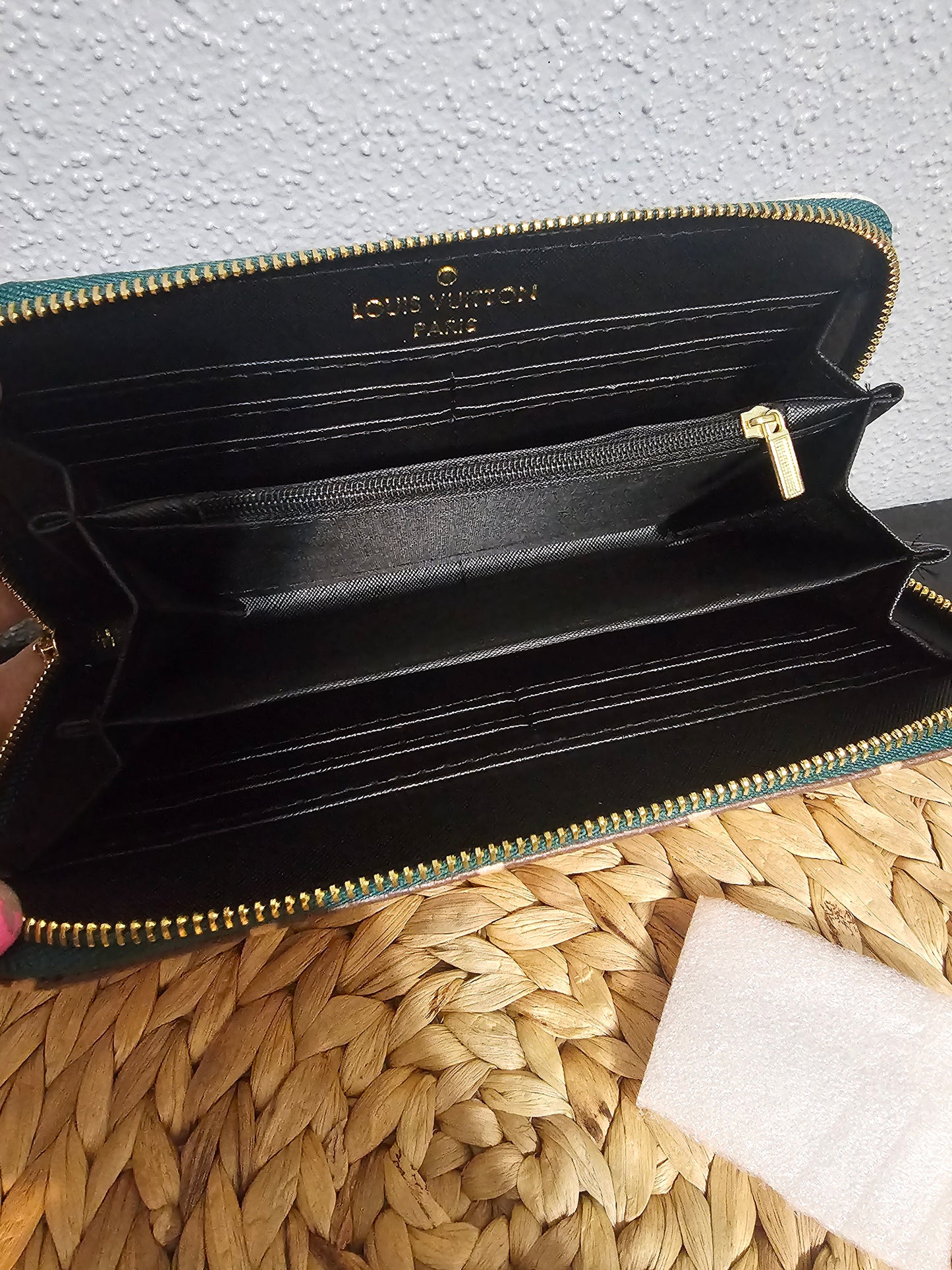 Full-size zippy wallet