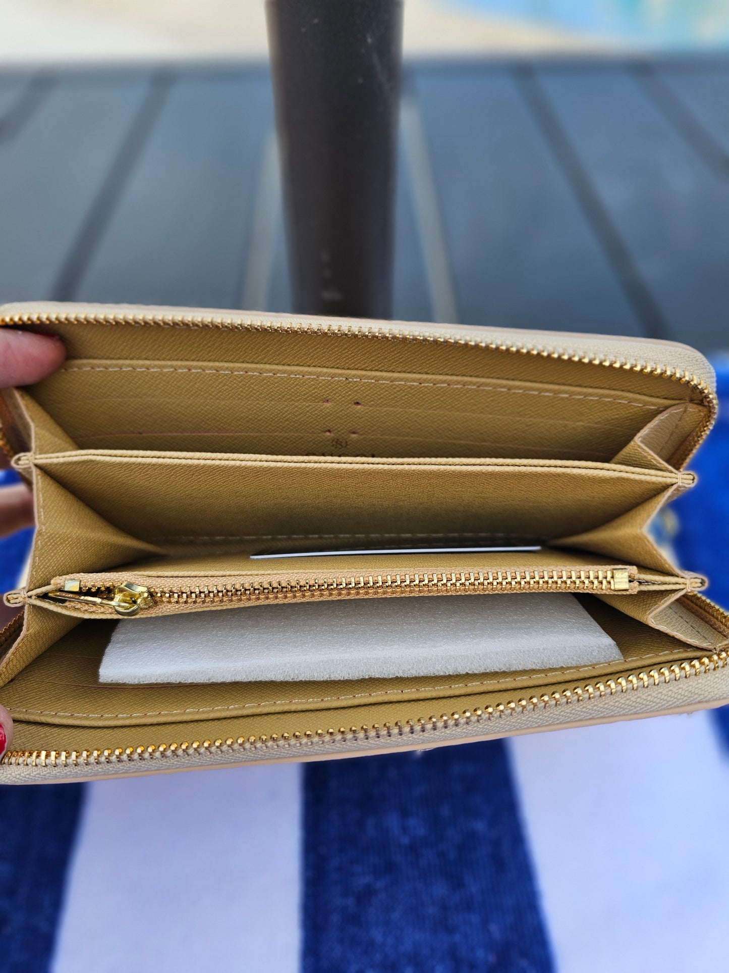 Full-size zippy wallet