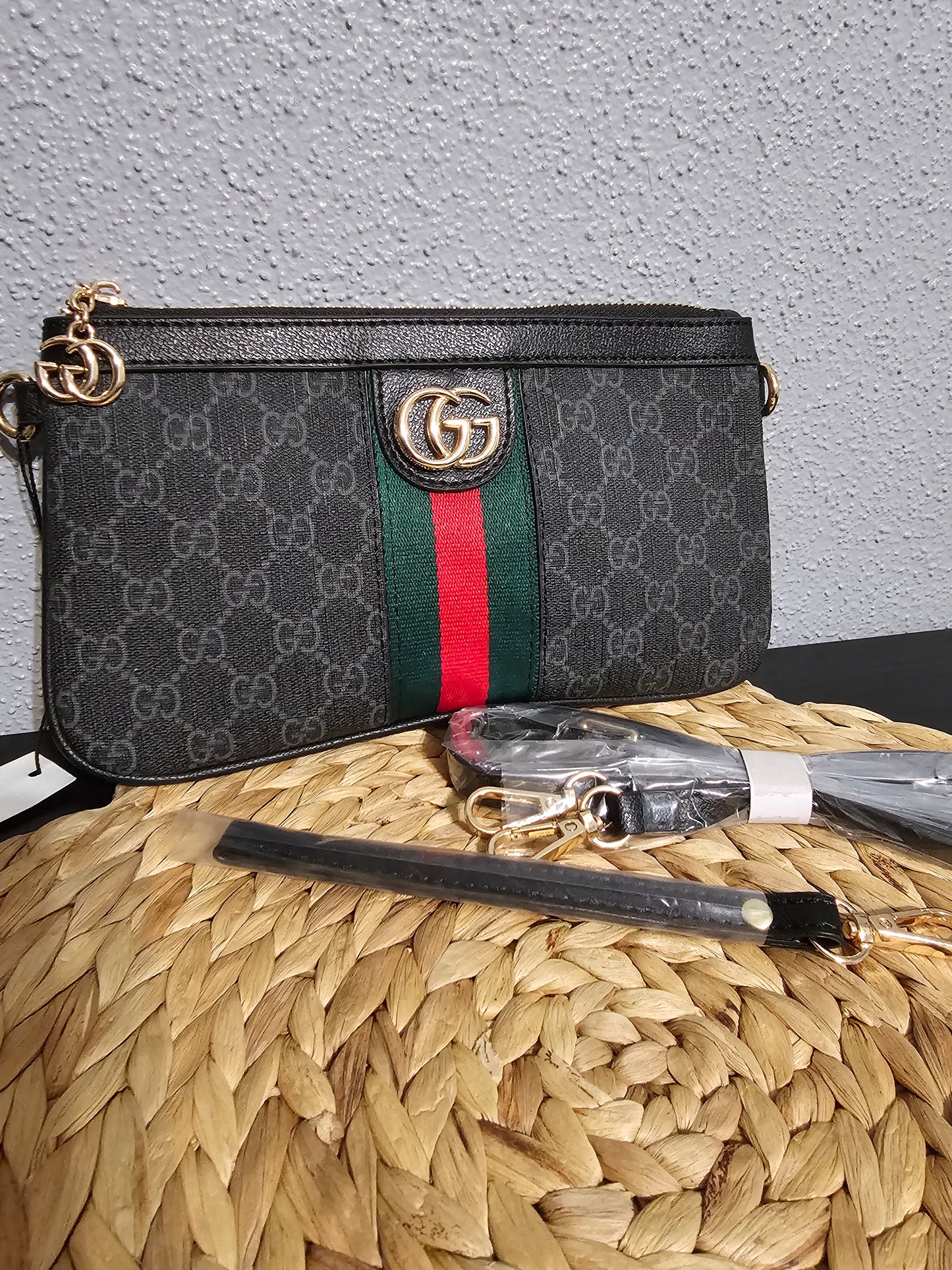 Crossbody/wristlet