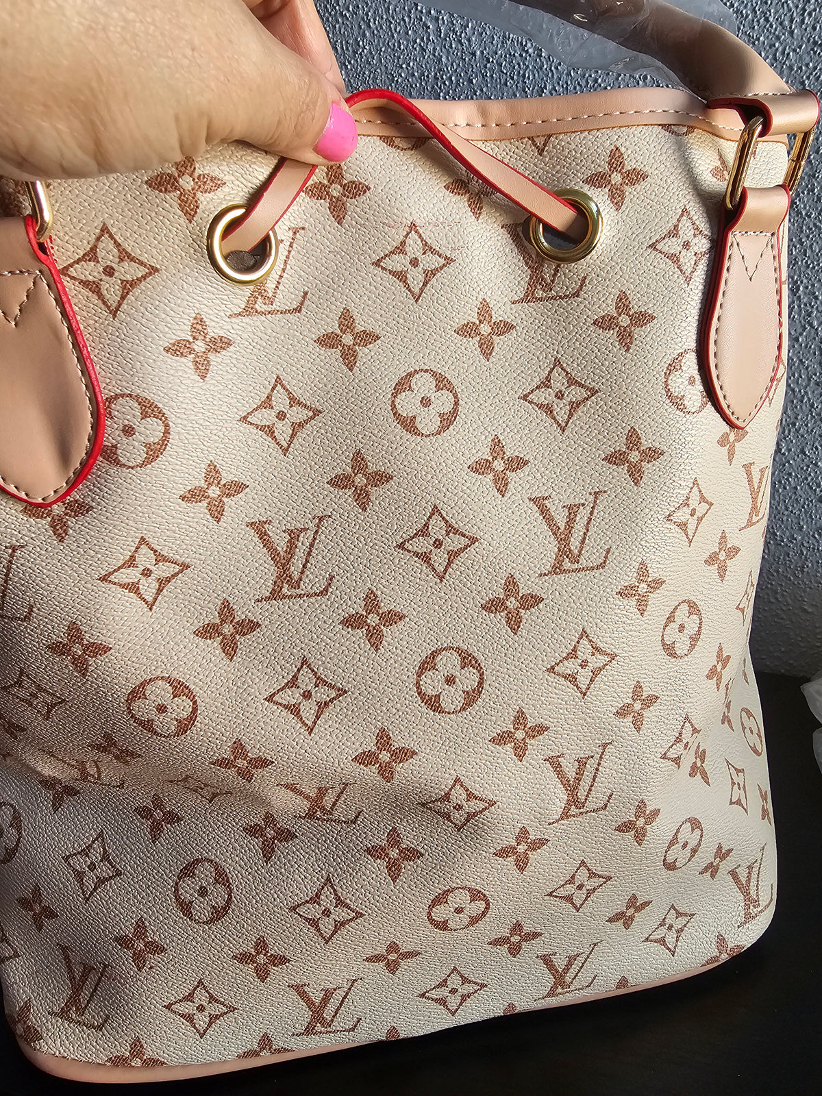 💥CLEARANCE large bucket bag (small red markings) (13x12in)