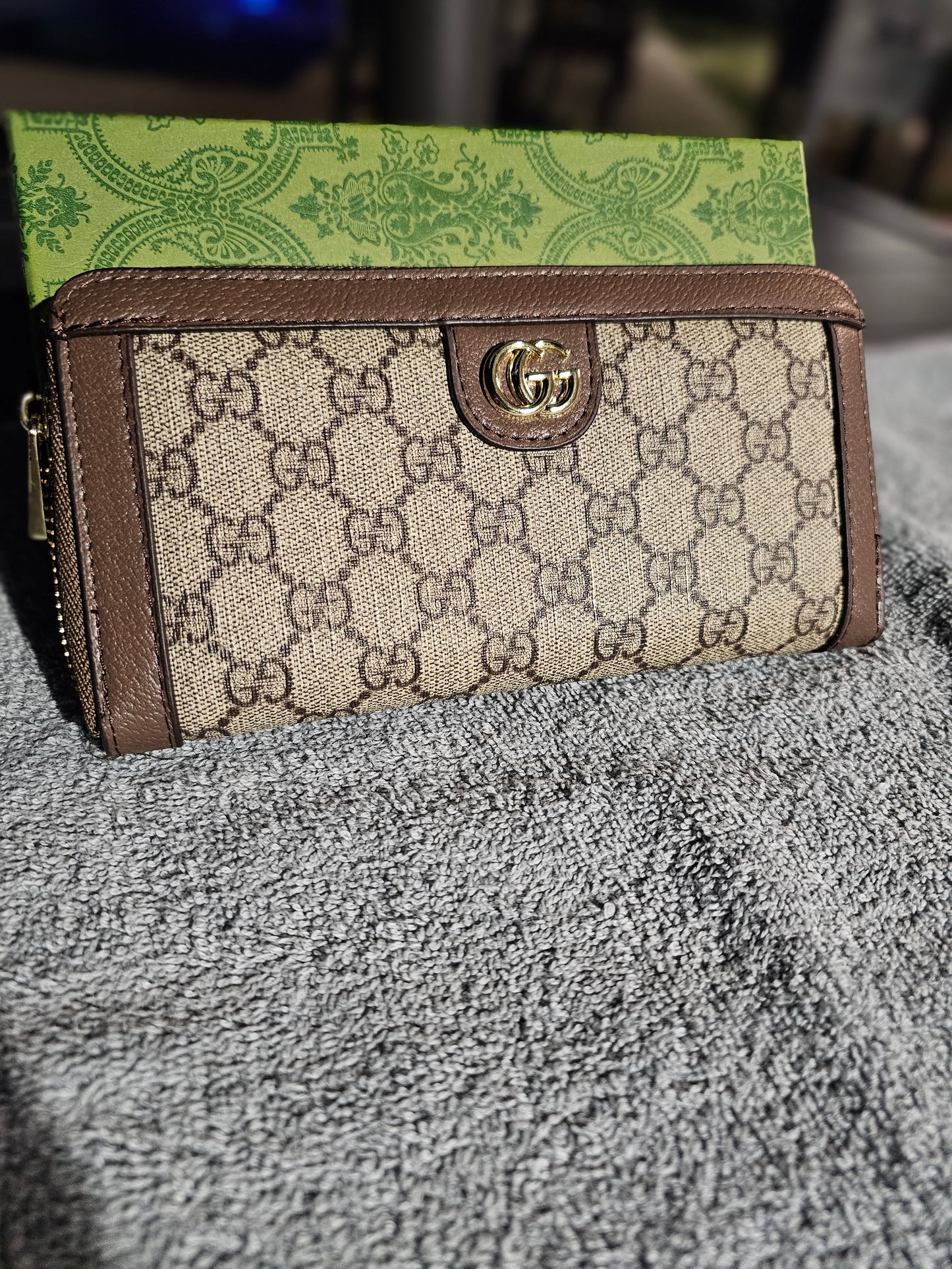 Full-size zippy wallet