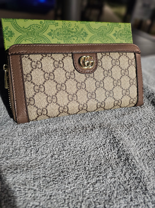 Full-size zippy wallet
