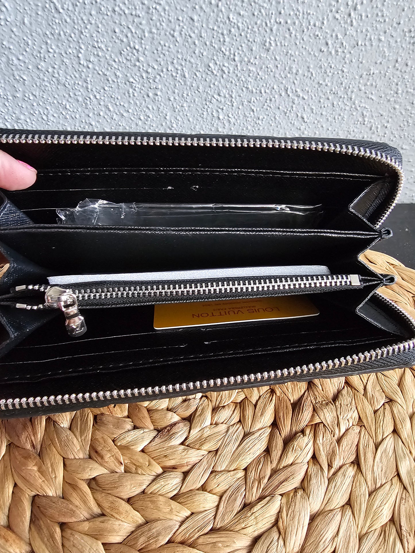 Full-size zippy wallet