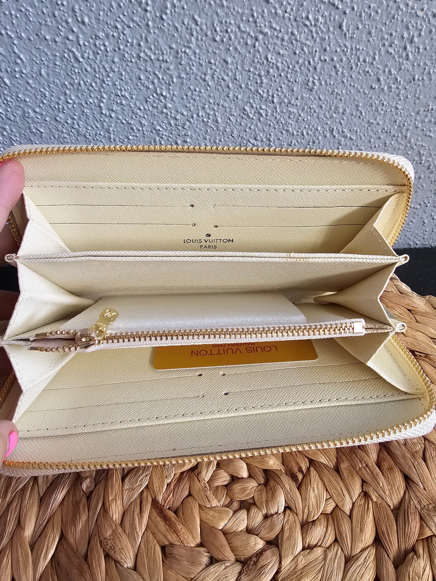 Full-size zippy wallet