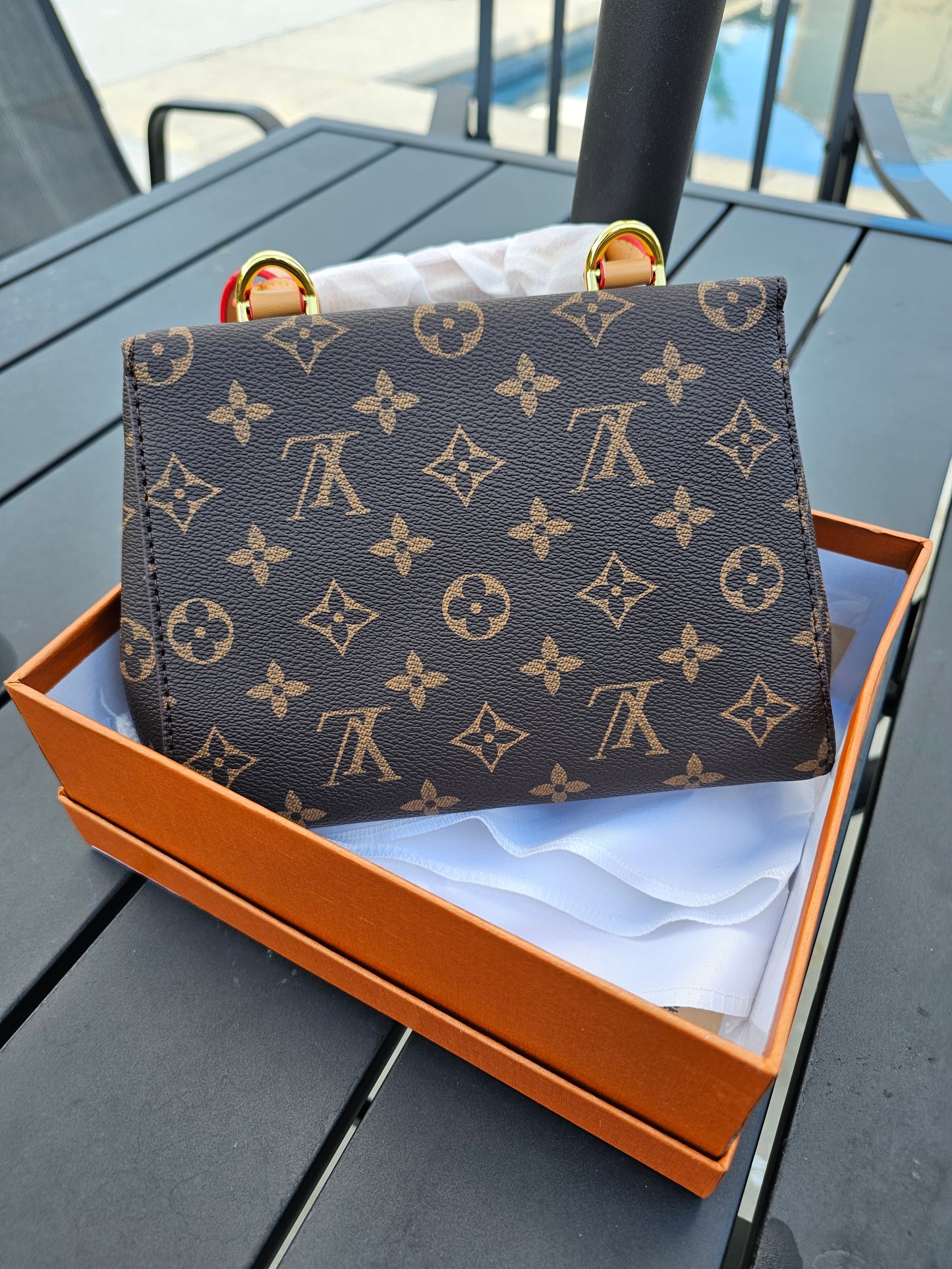 Crossbody/hand bag w/box