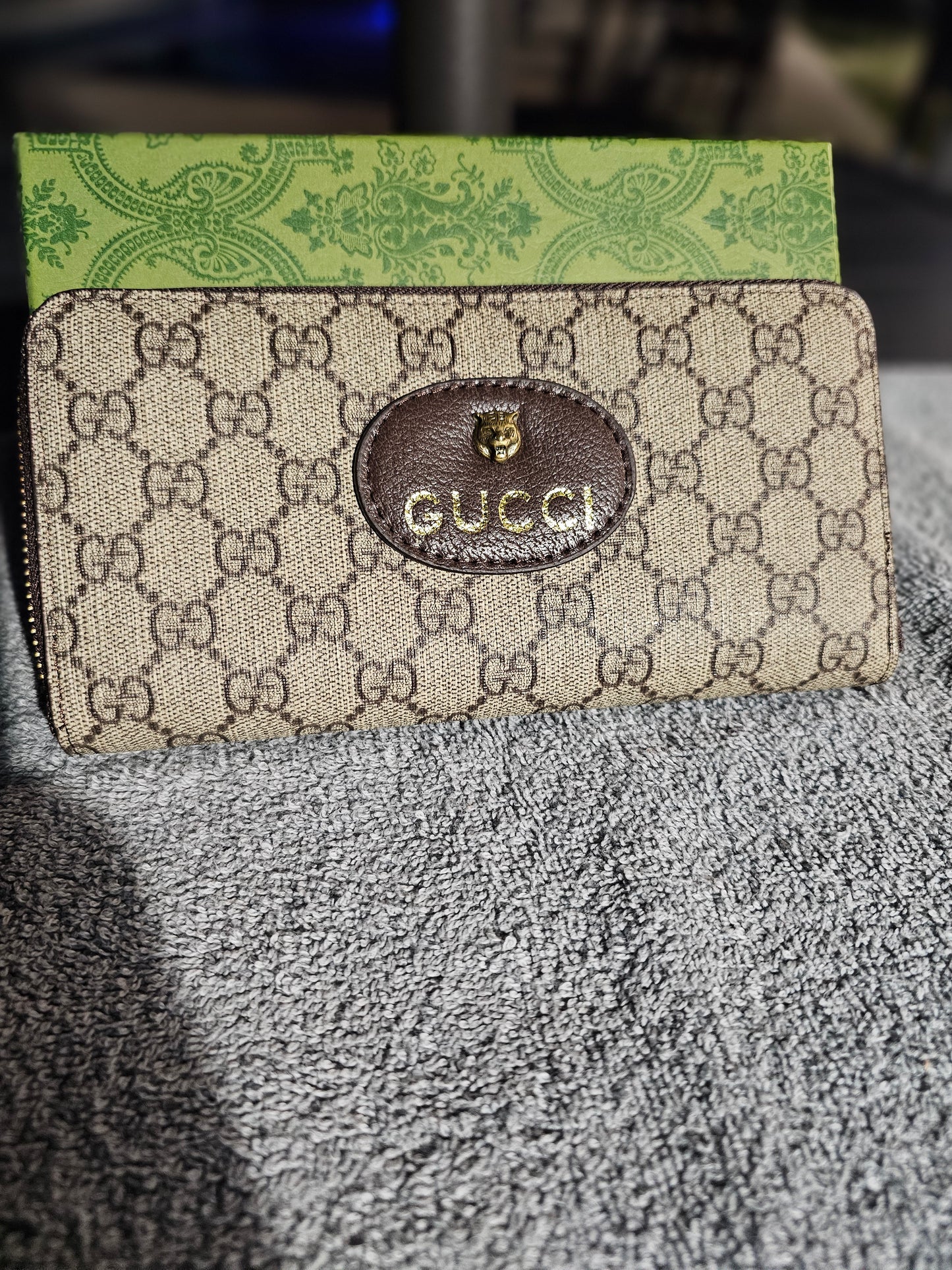 Full-size zippy wallet