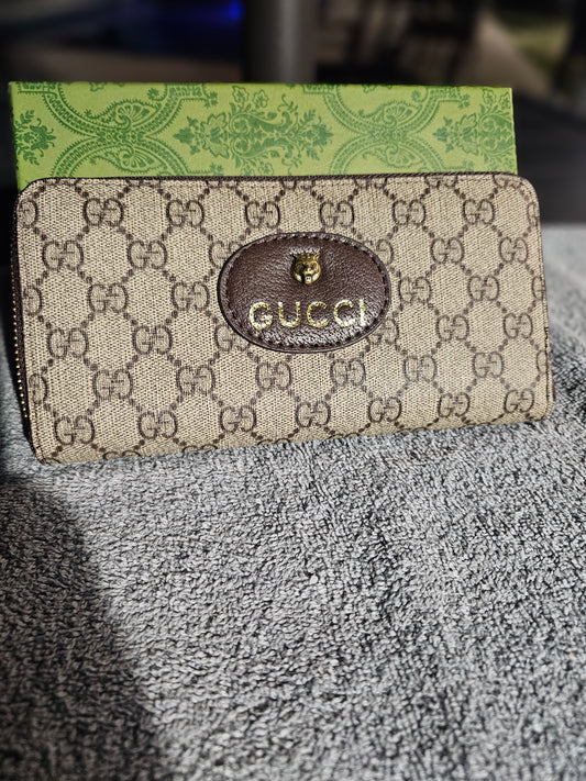 Full-size zippy wallet