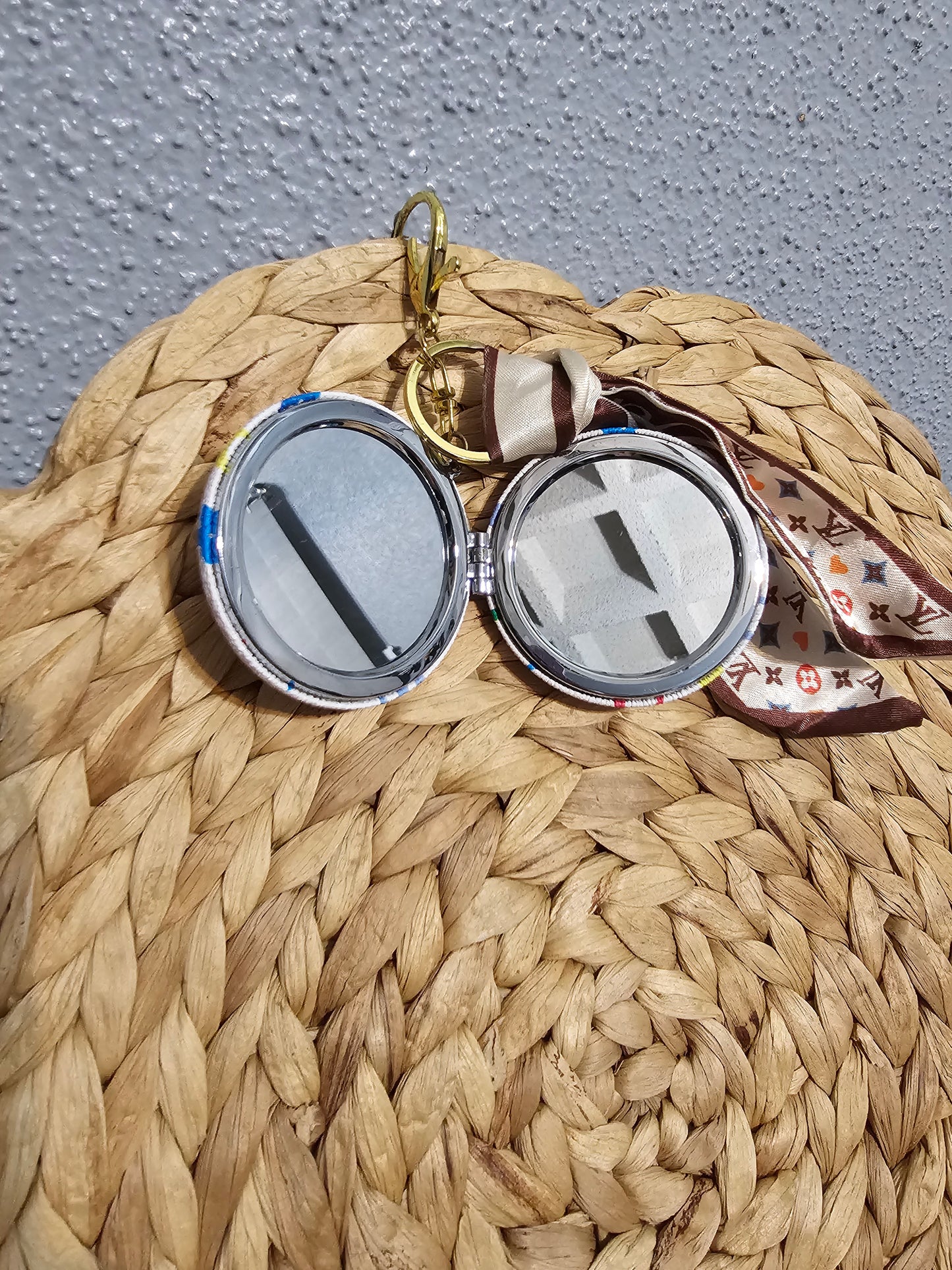 Small compact mirror (2in.)