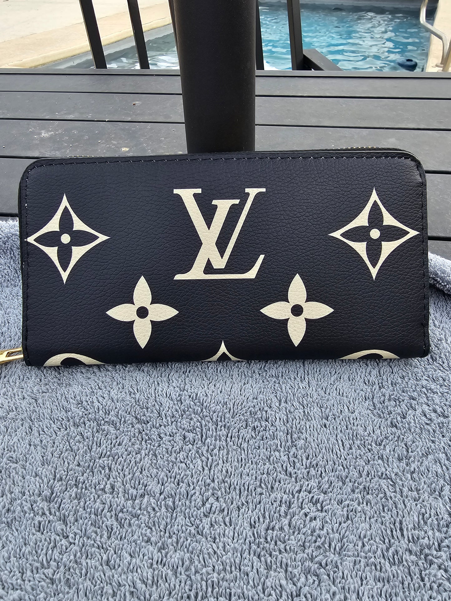 Full-size zippy wallet