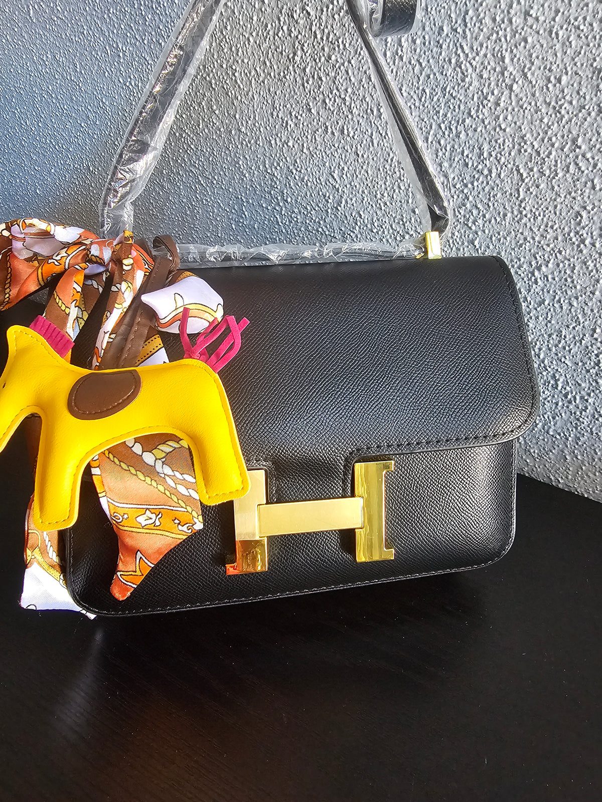Crossbody or shoulder carry (10x7in) black