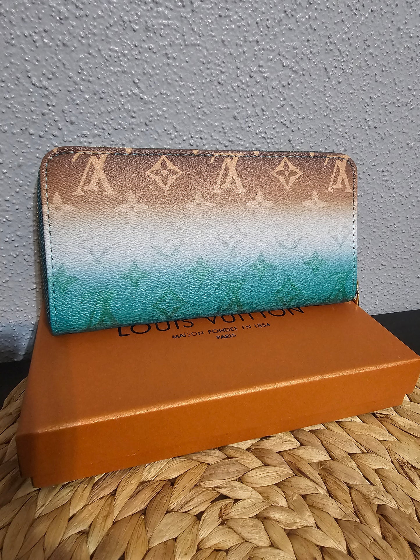 Full-size zippy wallet