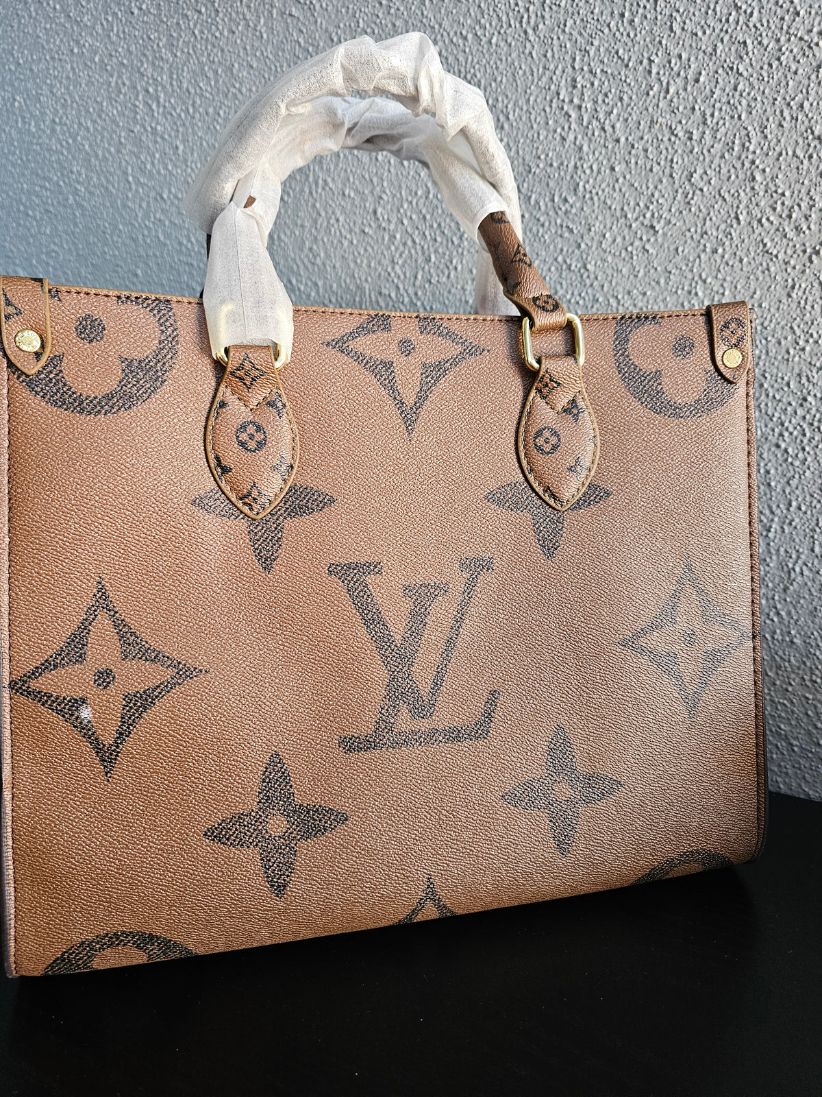 💥CLEARANCE large on the go bag (small spot on the bag)
