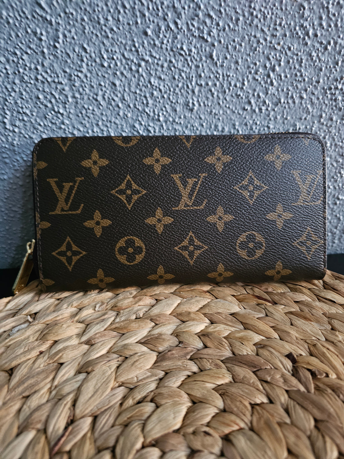 Full-size zippy wallet