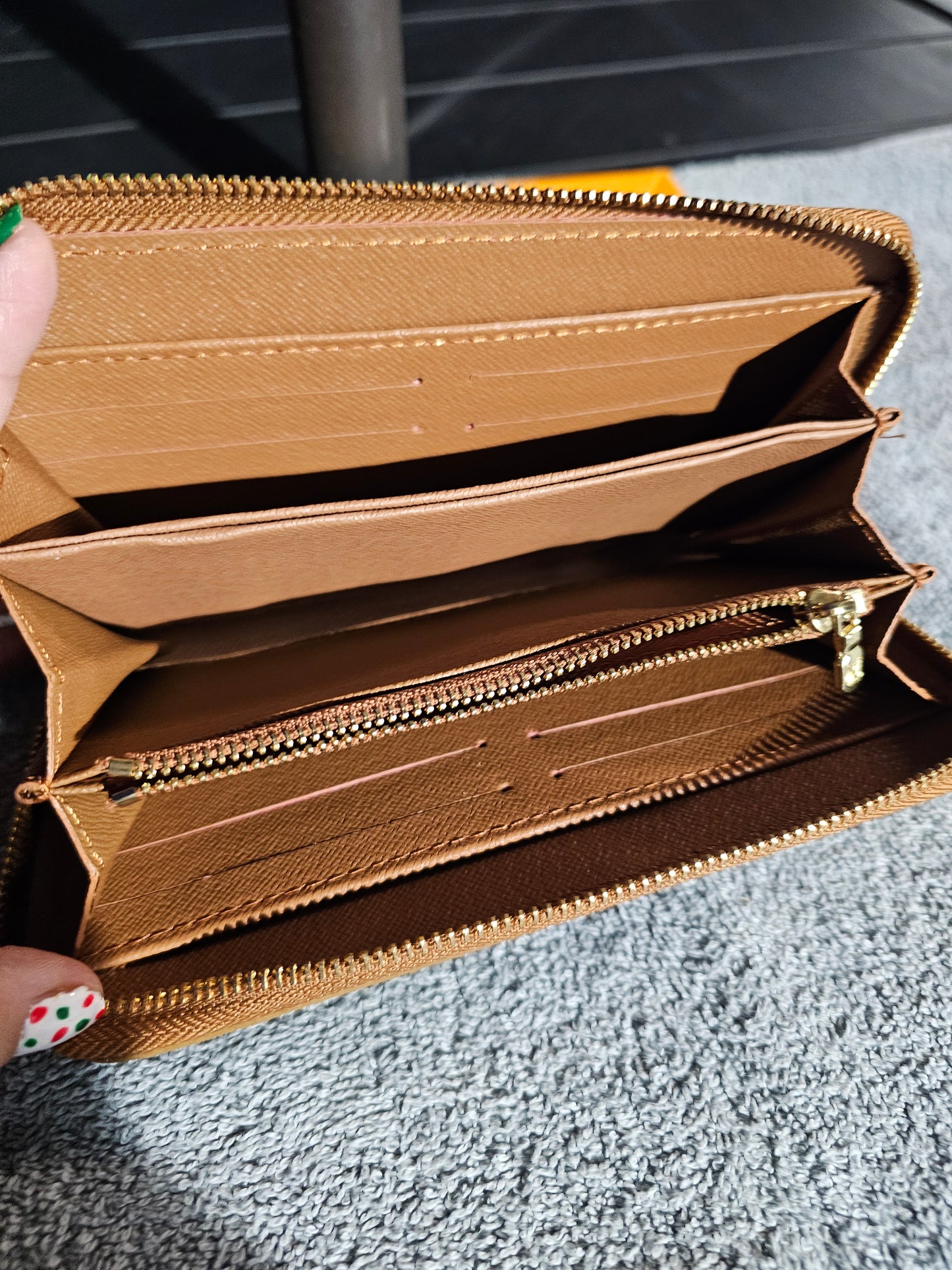 Full-size zippy wallet