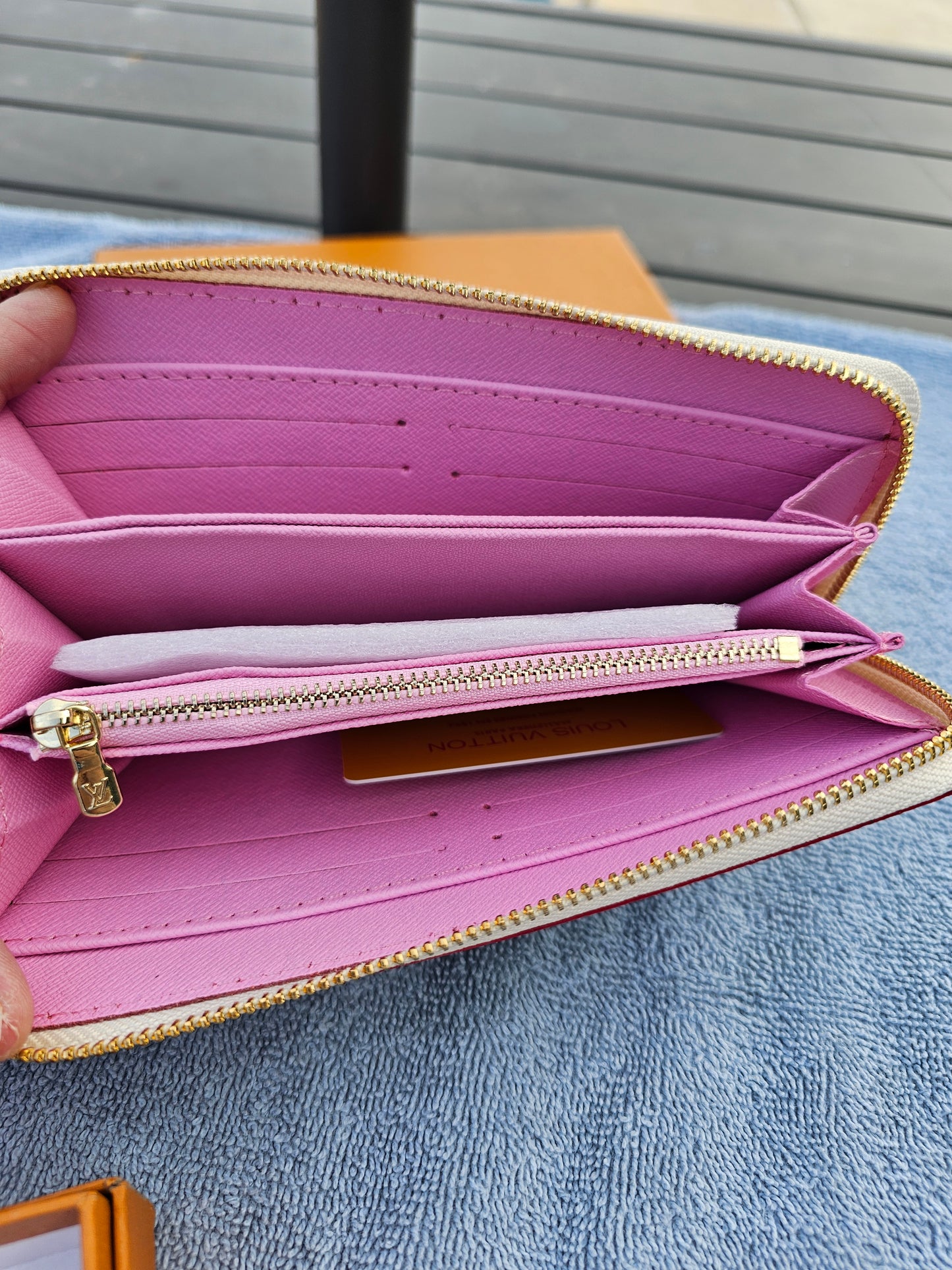Full-size zippy wallet